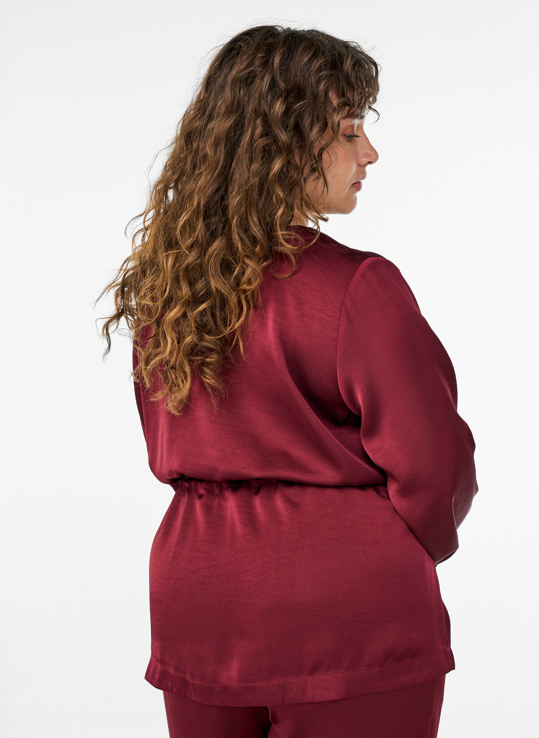 Zizzi Feestblouse in satijnlook met knoopjes en verstelbare taille, Donker Bordeaux, Model image number 2