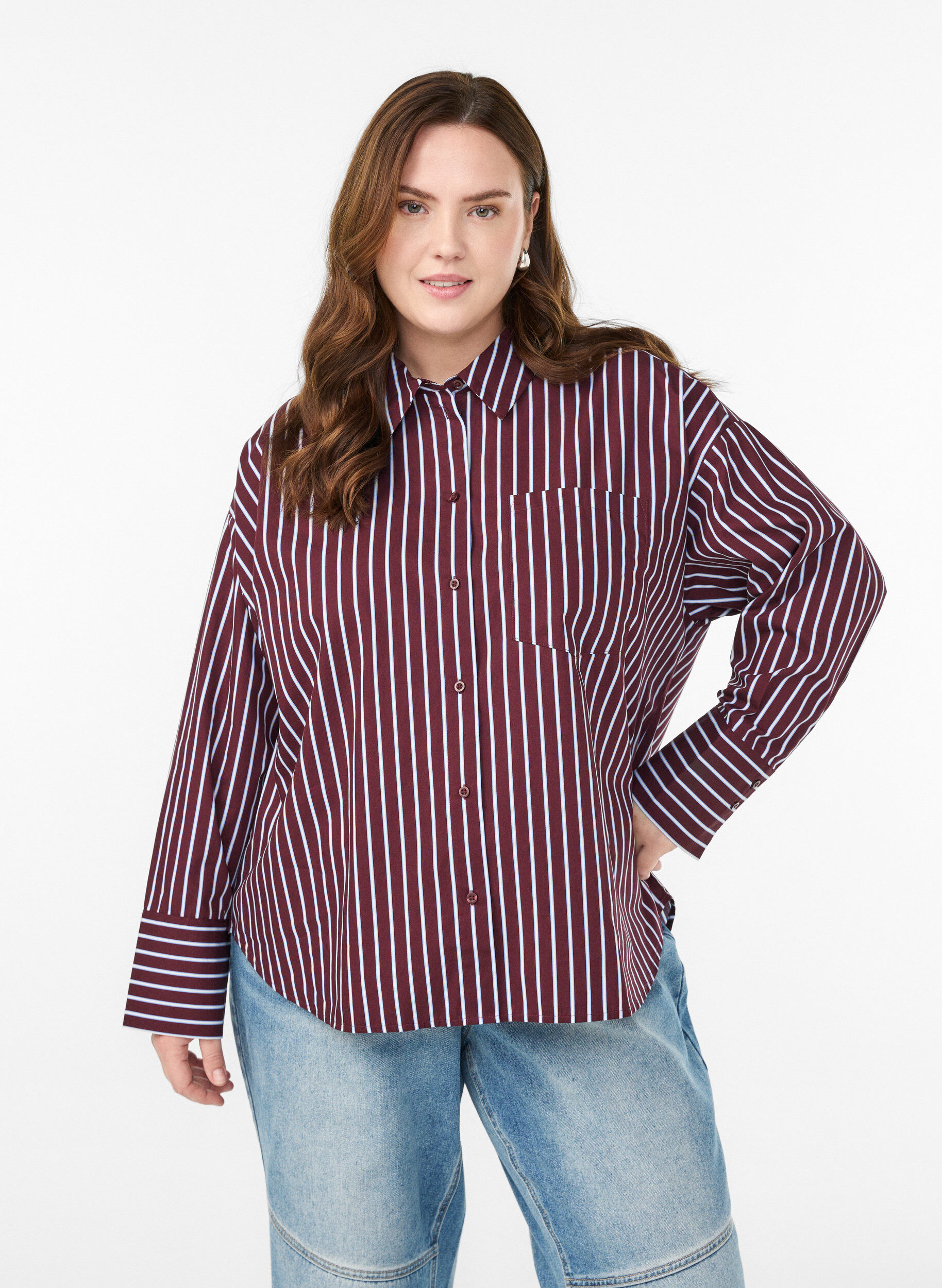 Losse shirt met strepen en een borstzakje, Donker Bordeaux, Model