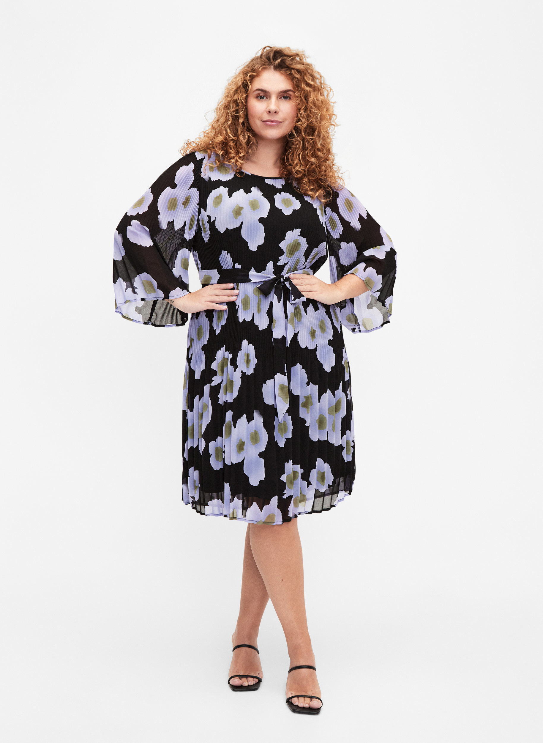 Zizzi Bedrukte geplooide jurk met bindband, Black w. Floral, Model image number 2