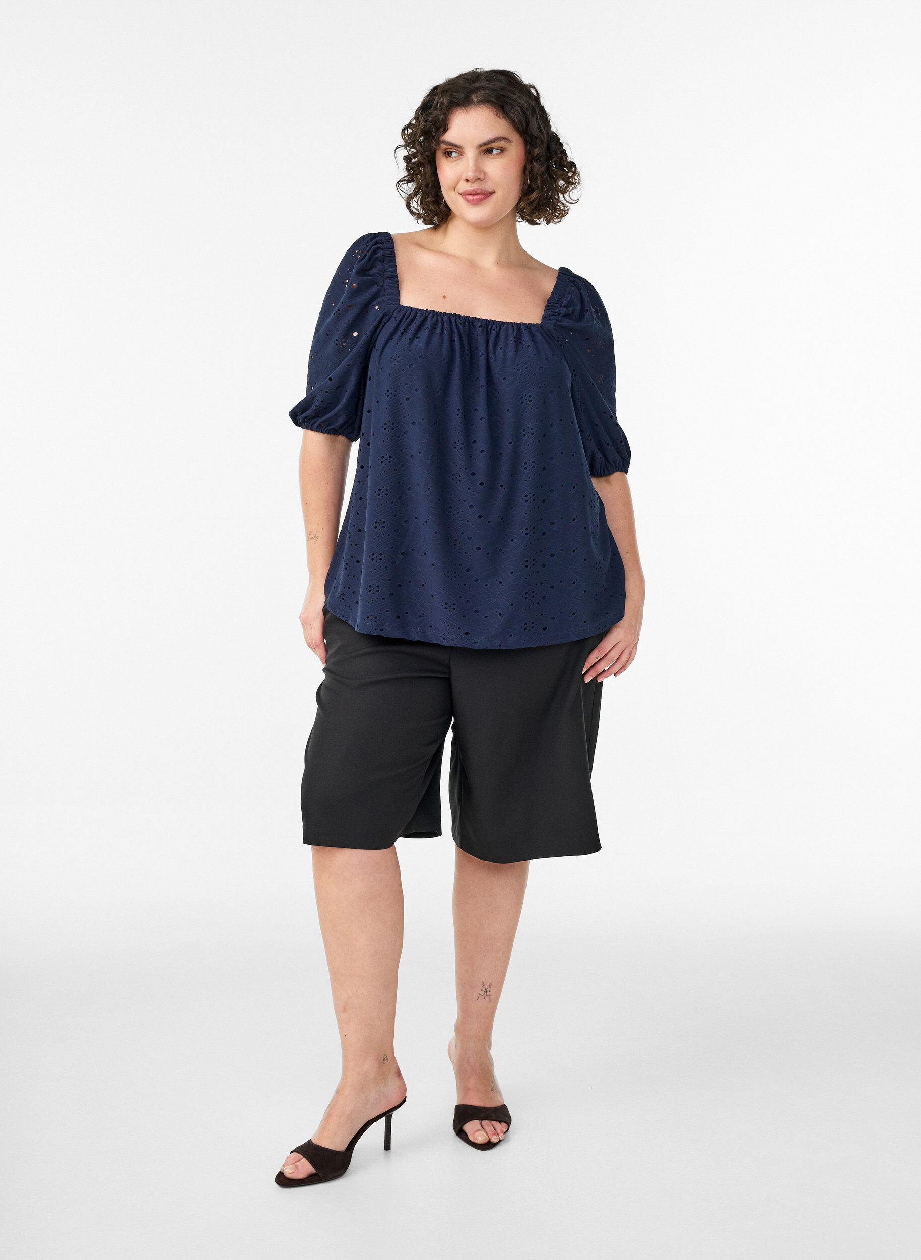 Zizzi Blouse met korte pofmouwen en een opengewerkt patroon, Blauw, Model image number 1