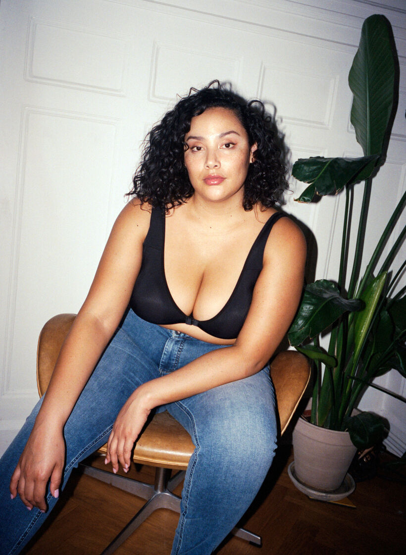 Bh met sluiting aan de voorkant, Black, Image image number 0