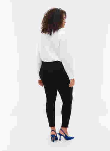Cropped Amy jeans met rits, Black denim, Model image number 1