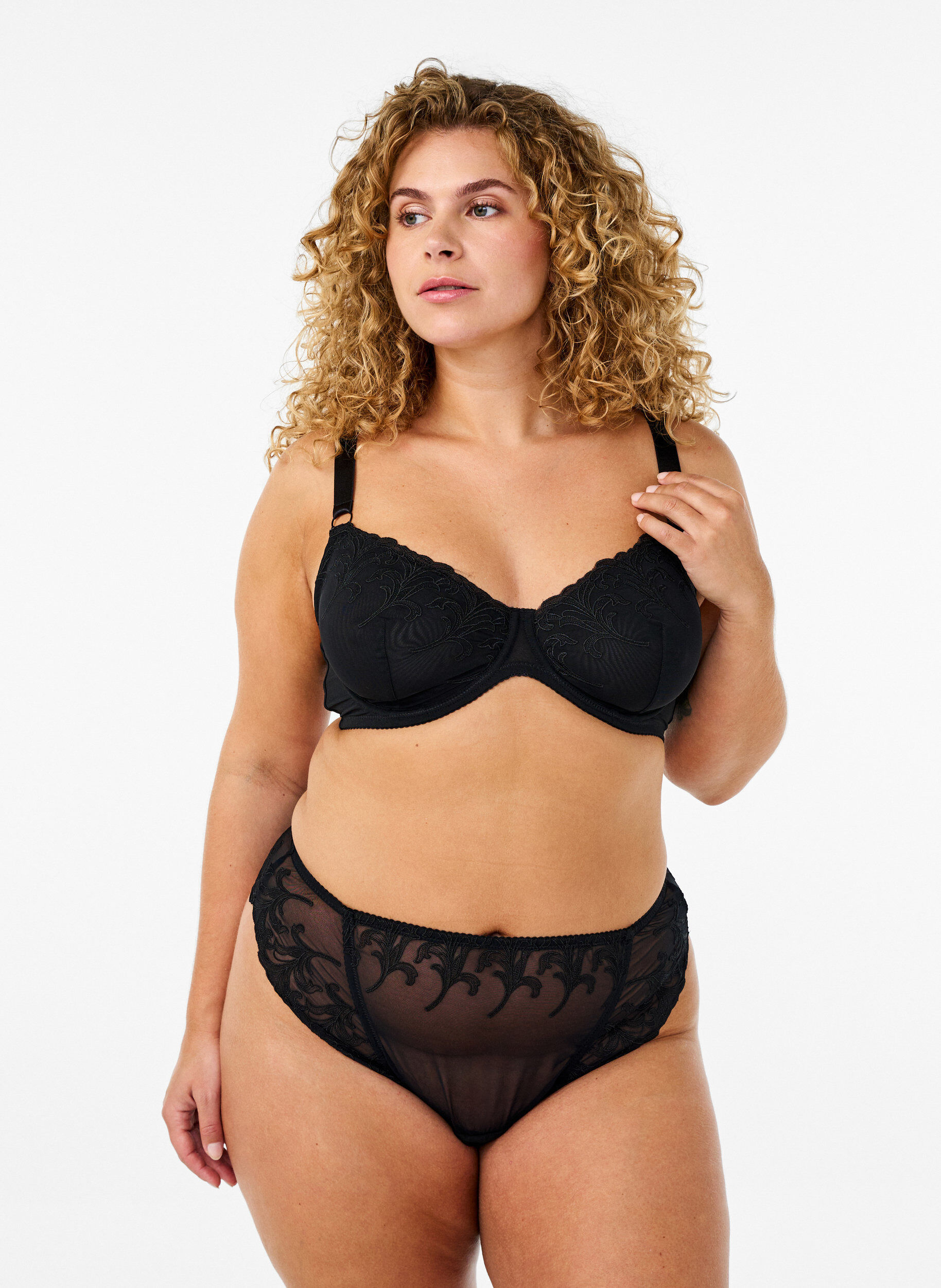 Zizzi Mesh string met borduurdetails, Zwart, Model image number 0