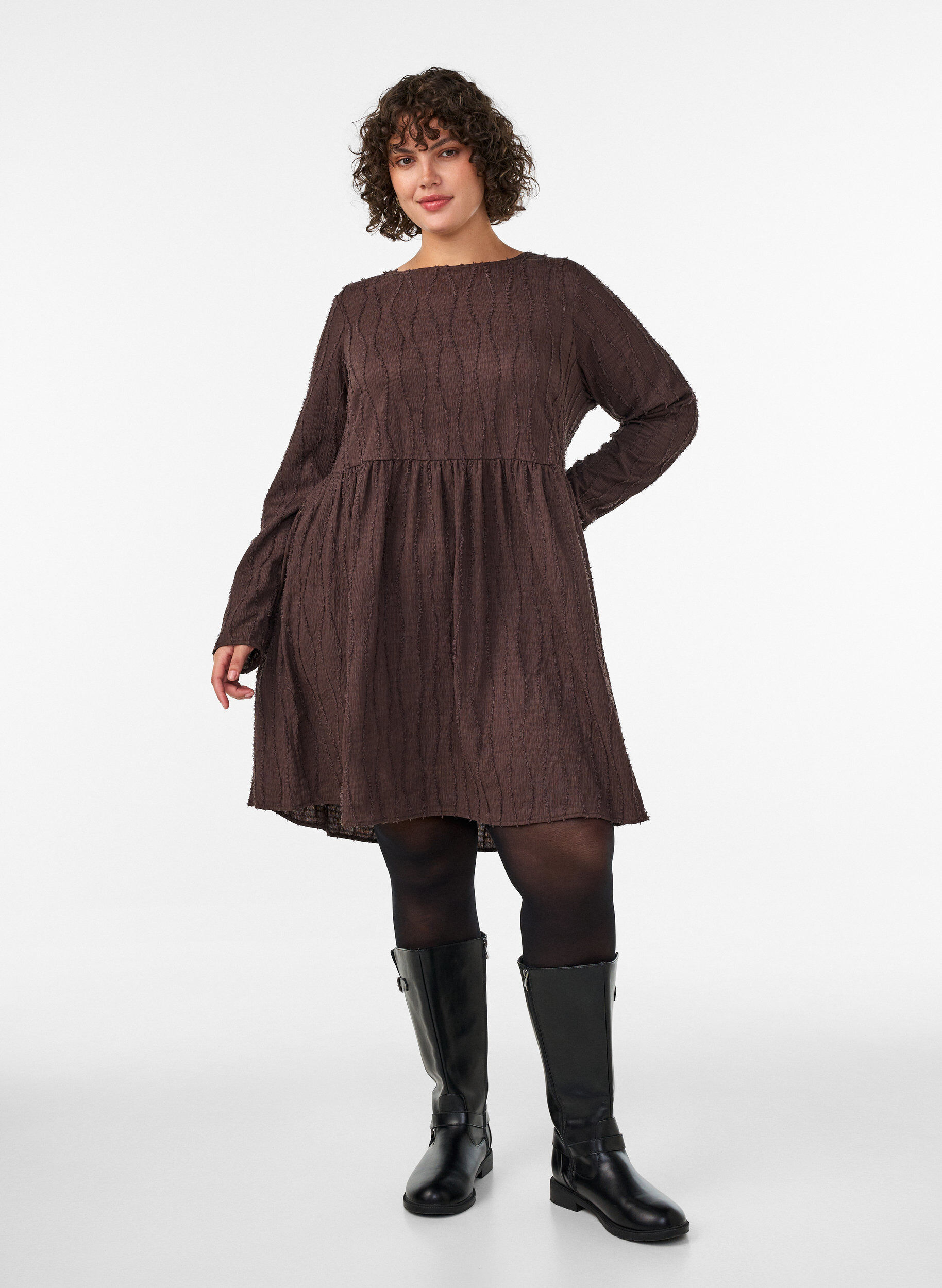 ZizziKorte jerseyjurk met een golvend textuurpatroon, Bruin, Model image number 1