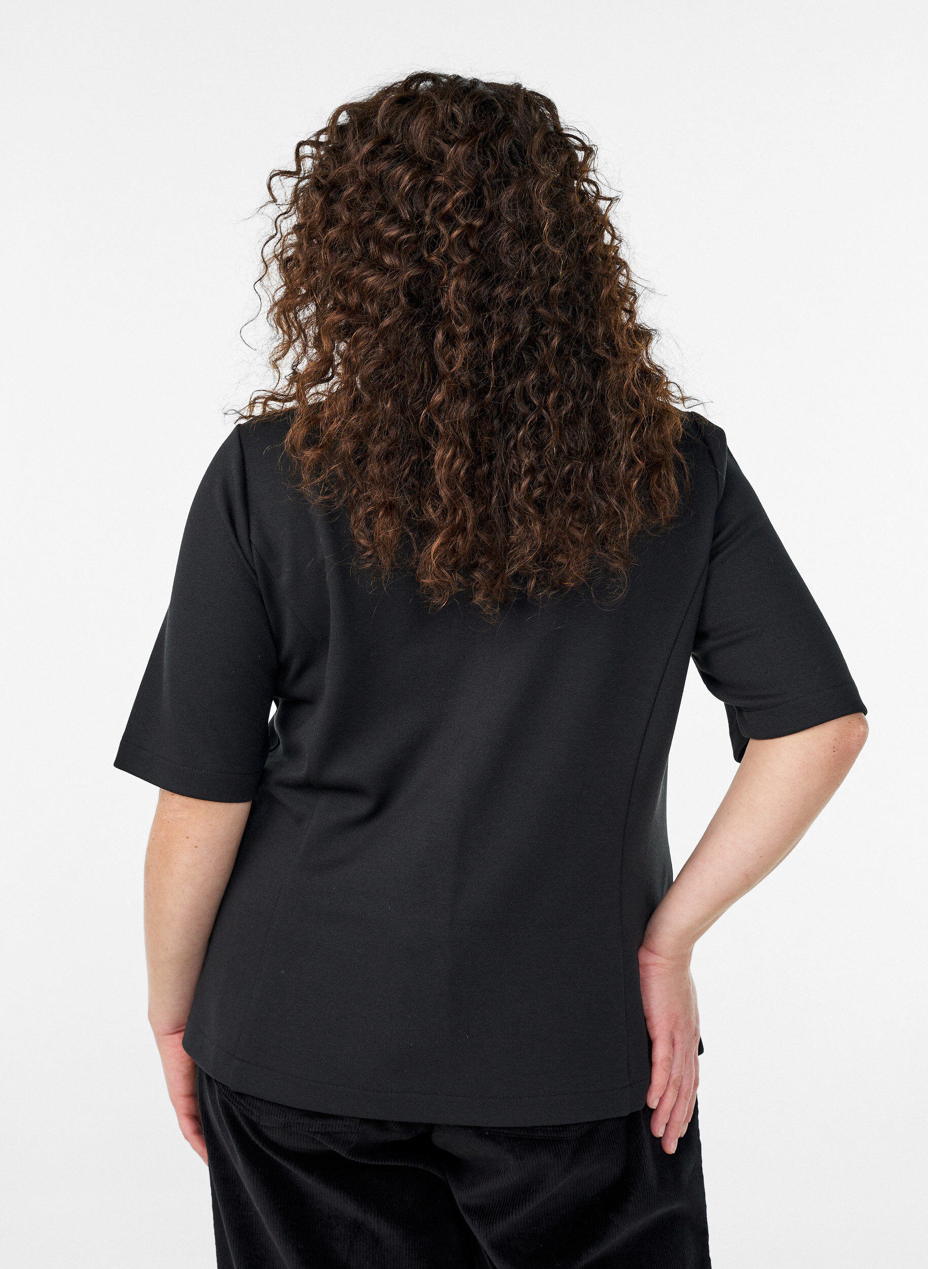 Zizzi Blouse met asymmetrisch wikkeleffect en korte mouwen, Zwart, Model image number 2
