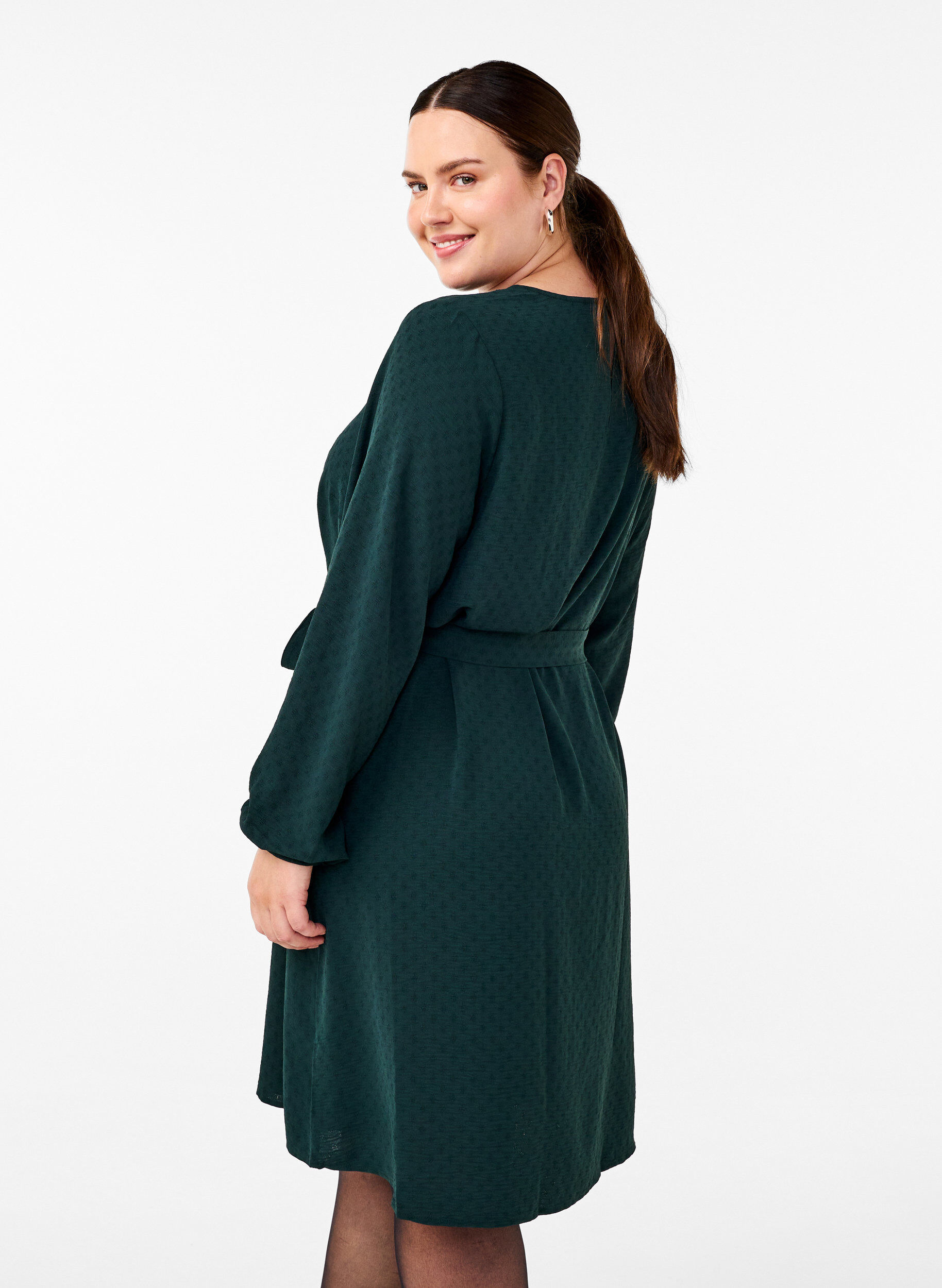 Zizzi Korte jurk van textuurstof met een strikriem, Scarab, Model image number 1