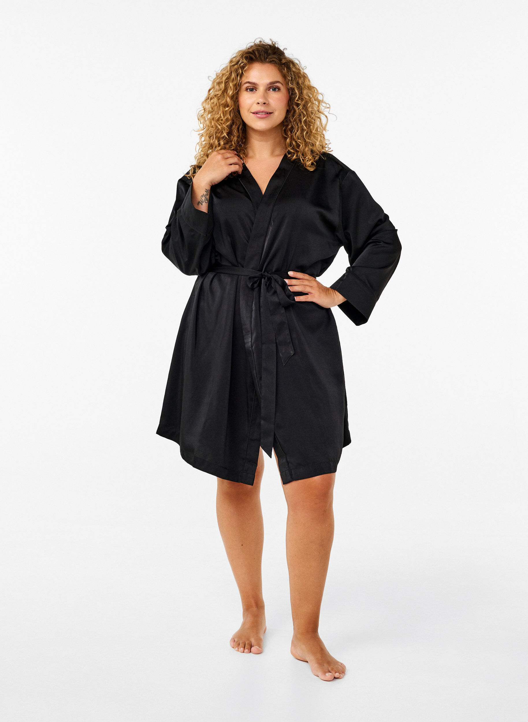 Zizzi Satijnen kimono met riem, Black, Model image number 2