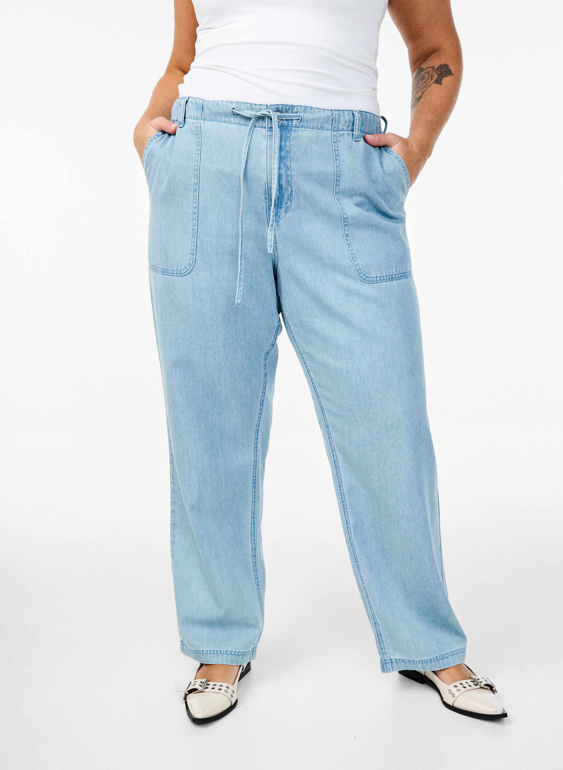 Zizzi High-waisted jeans met strikceintuur, Blauw, Model image number 2