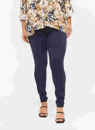 Super slim Amy jeans met hoge taille, Night Sky, Model image number 2