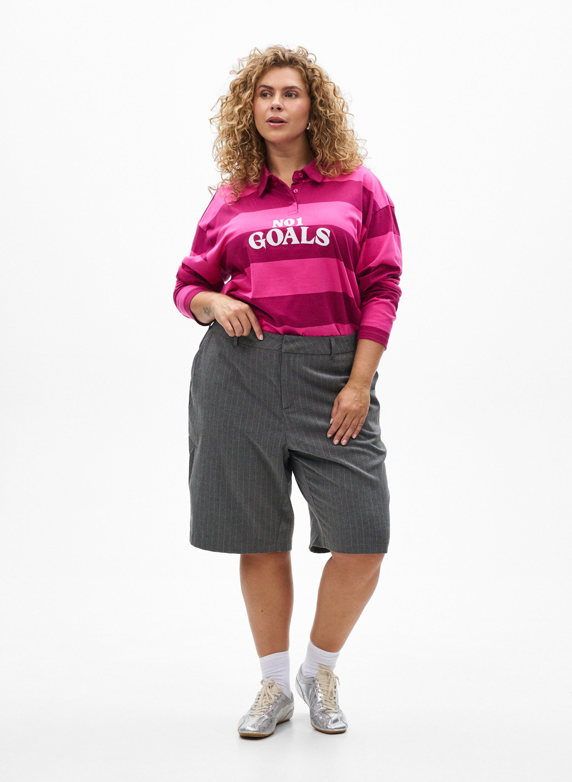 Zizzi Gestreept poloshirt met geborduurde tekst, Roze, Model image number 1