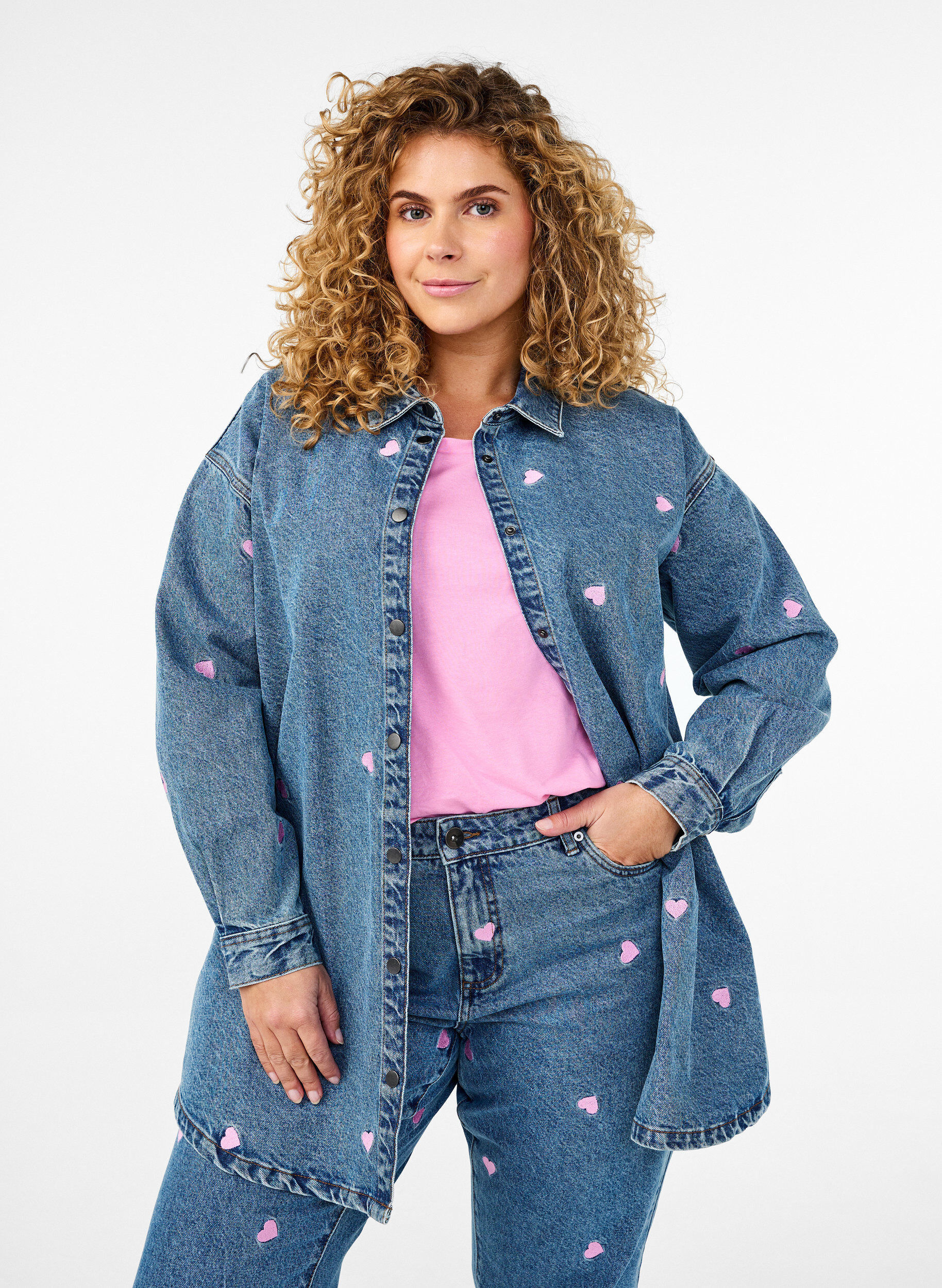 Zizzi Losse denimshirt met geborduurde hartjes, Light Blue Heart, Model image number 0