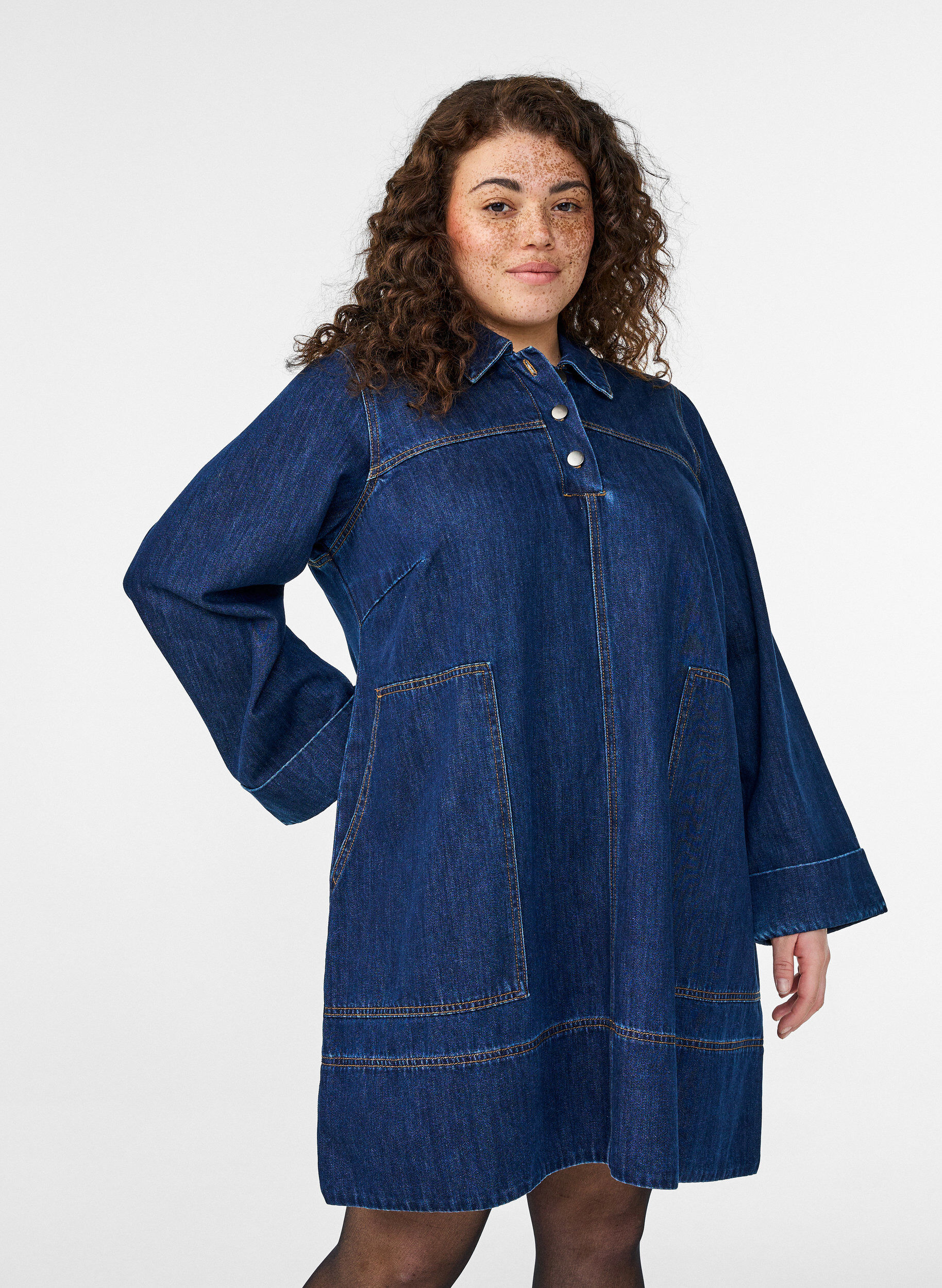 Zizzi Korte denimjurk met kraag en knoopsluiting, Blauw, Model image number 2