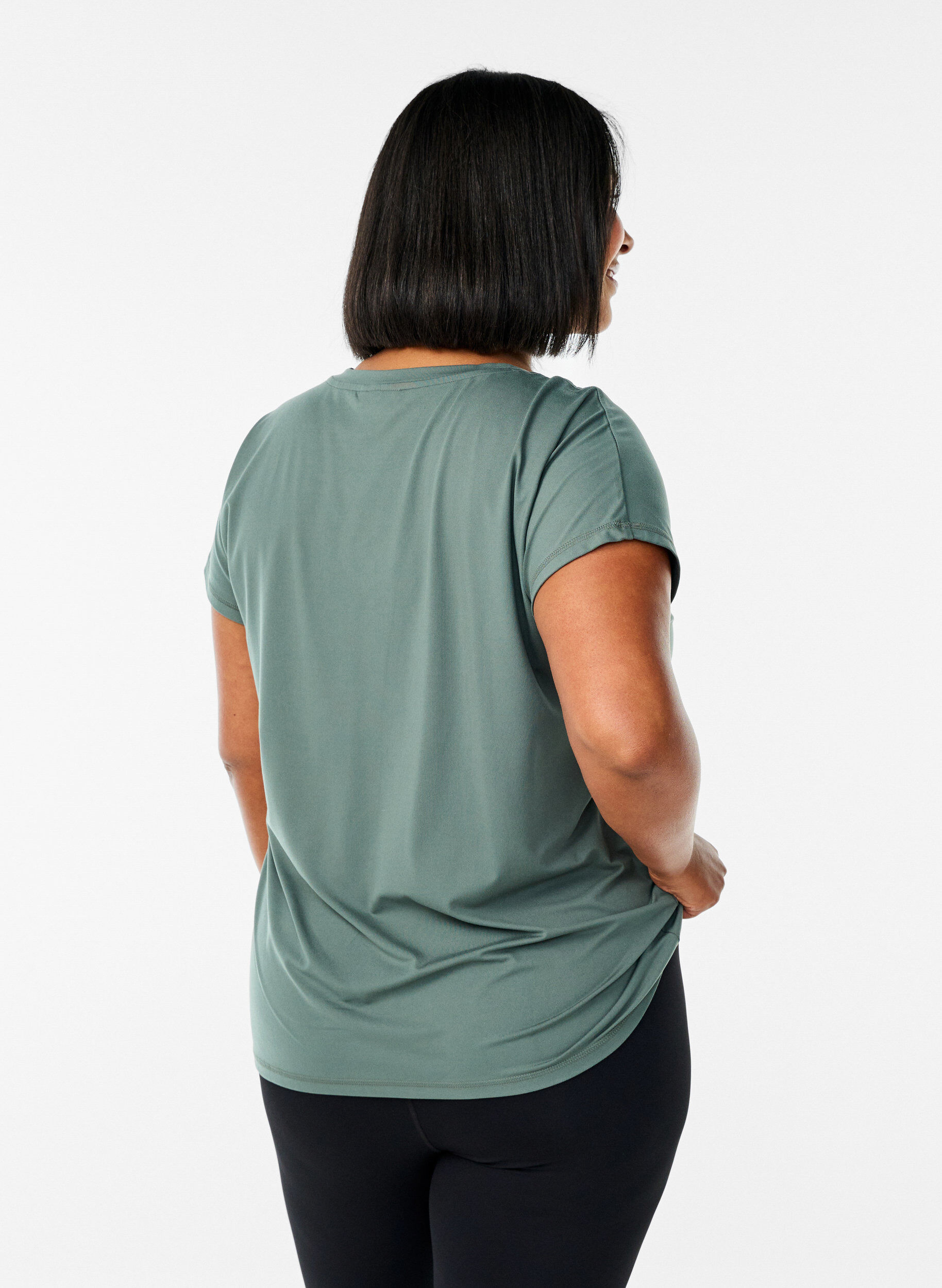 Zizzi Losvallend sport T-shirt met V-hals, Groen, Model image number 2