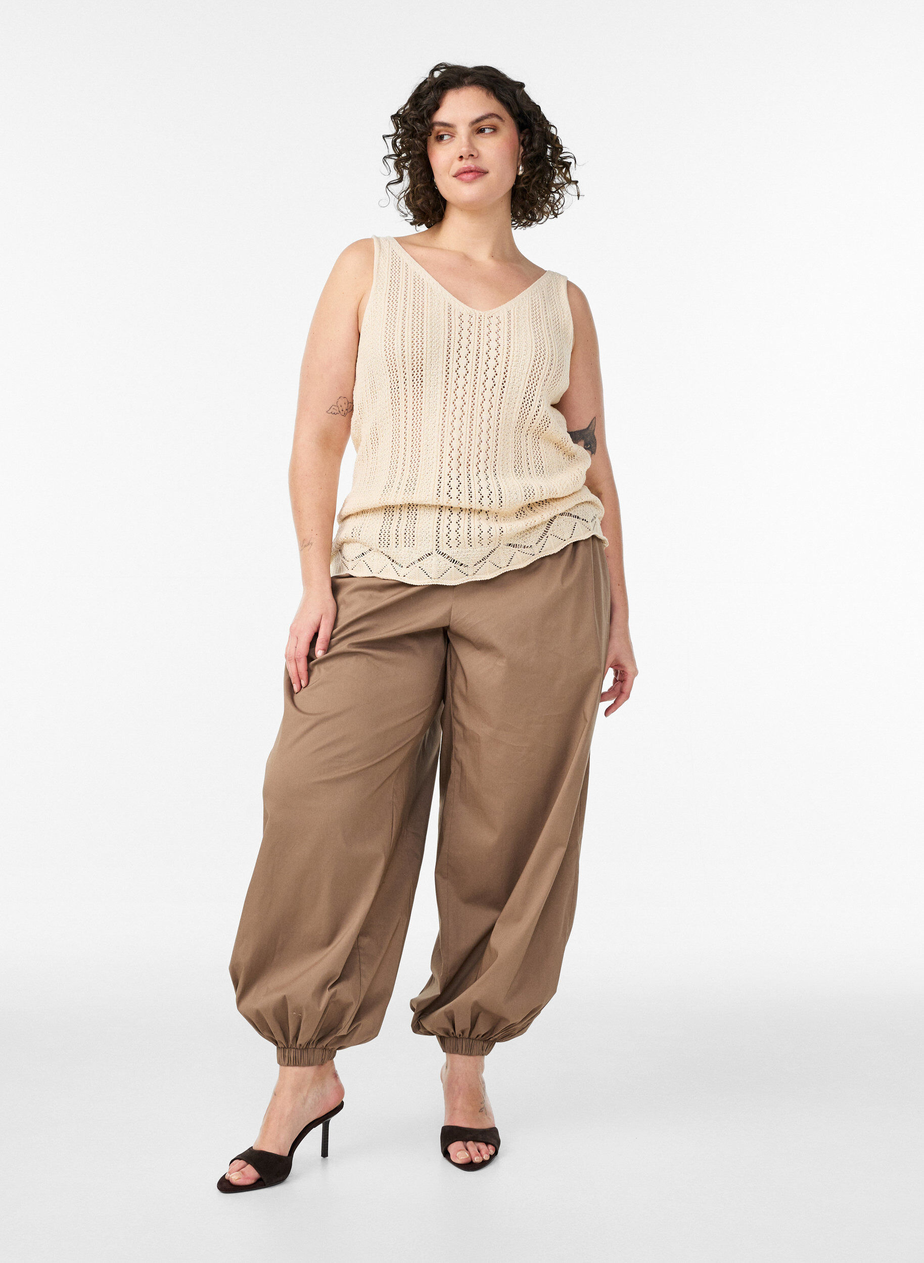 Zizzi Gebreide top met broderie ajour en V-hals, Beige, Model image number 1