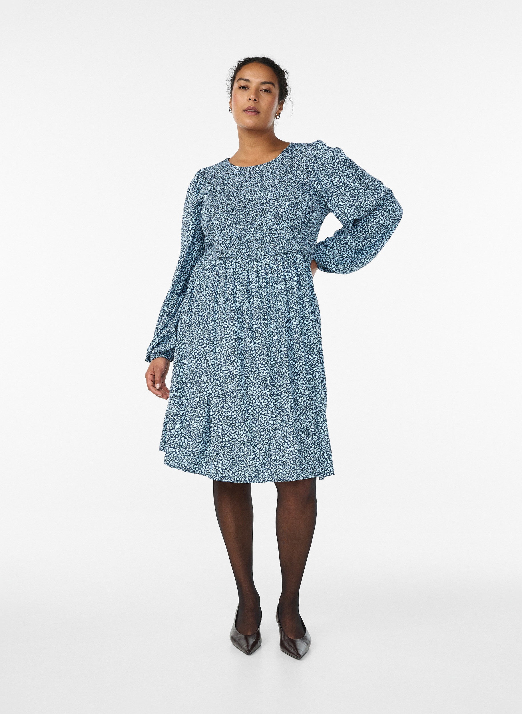 ZizziJurk met een gesmokte top en fijn bloemetjespatroon, Blauw, Model image number 1