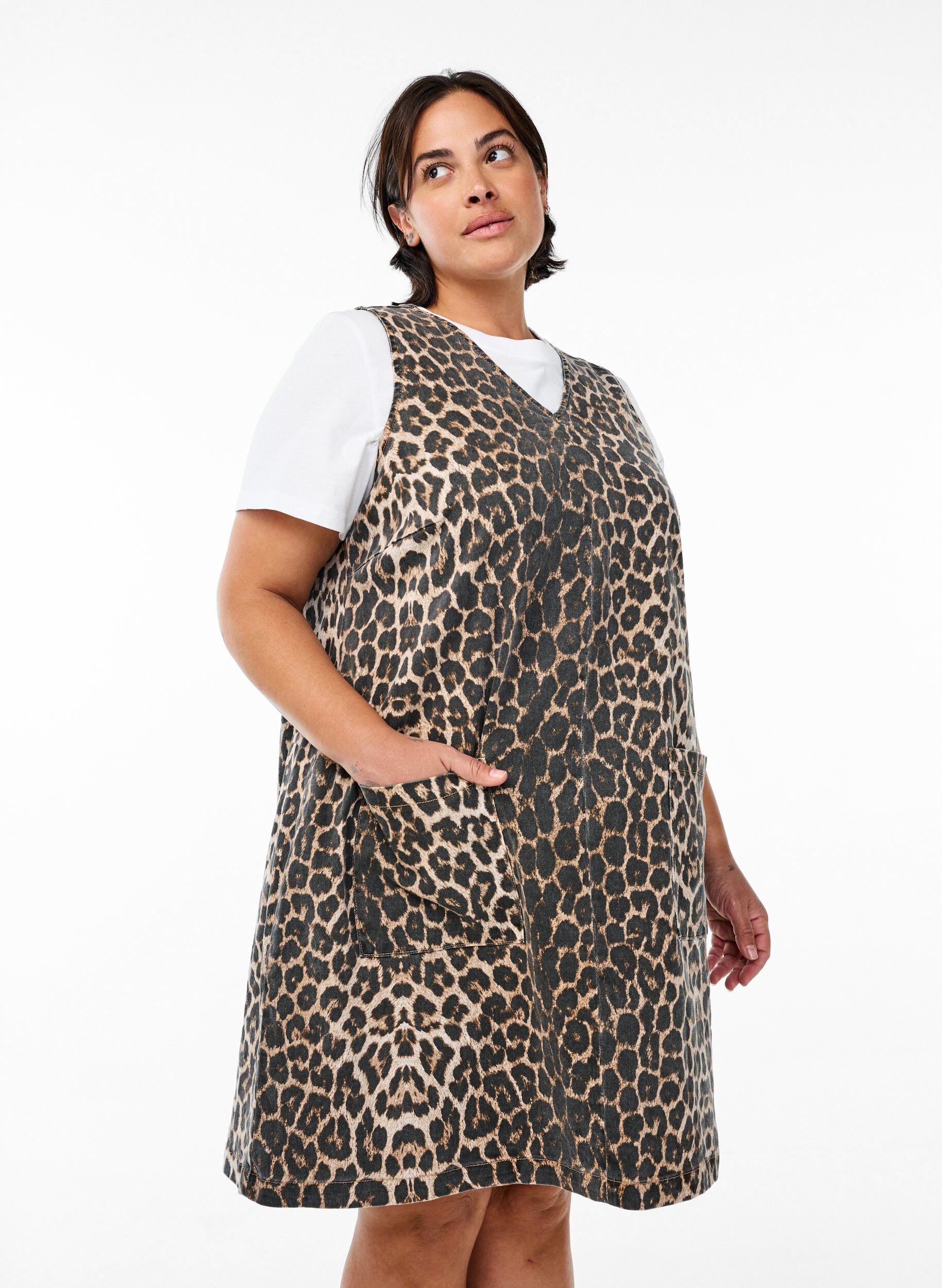 Zizzi Pinafore jurk met zakken en luipaardprint, Bruin, Model image number 0