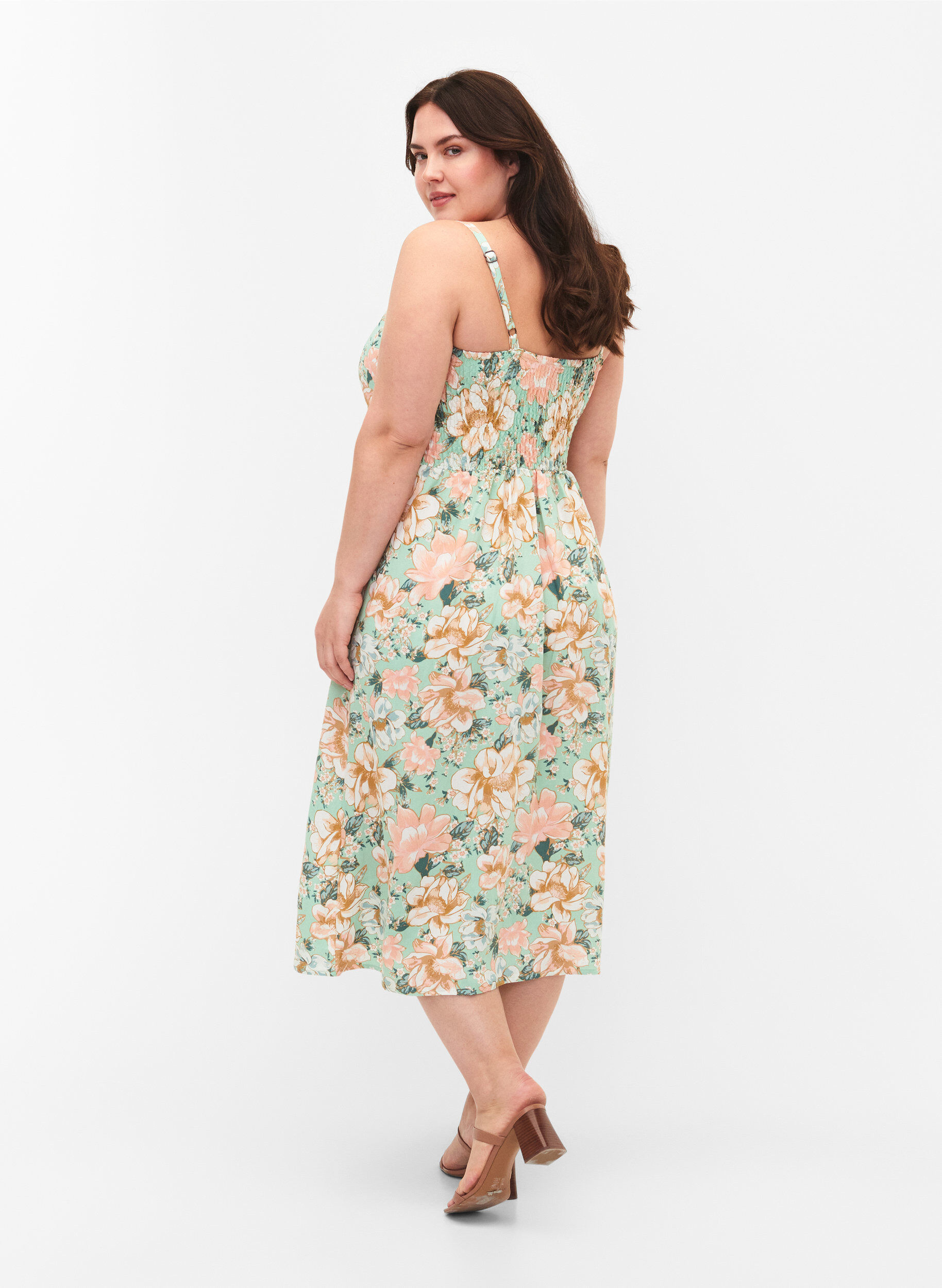 Zizzi Gebloemde viscose strappy jurk met smock, Green Flower, Model image number 1