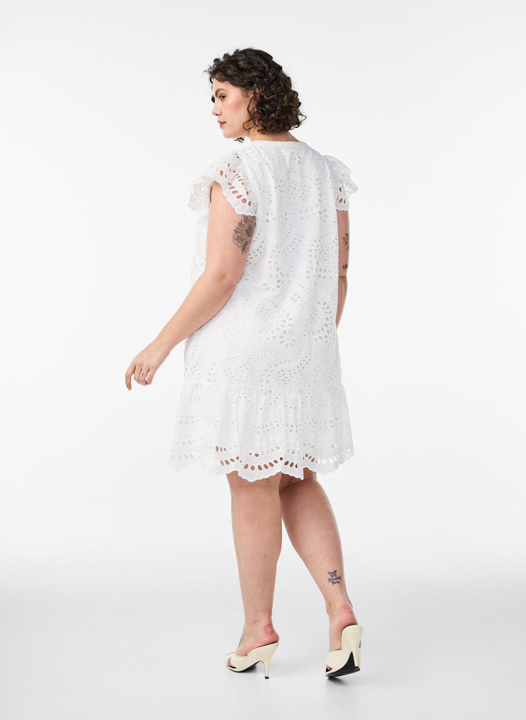 Zizzi Broderie anglaise jurk met ruches mouwen, Wit, Model image number 2