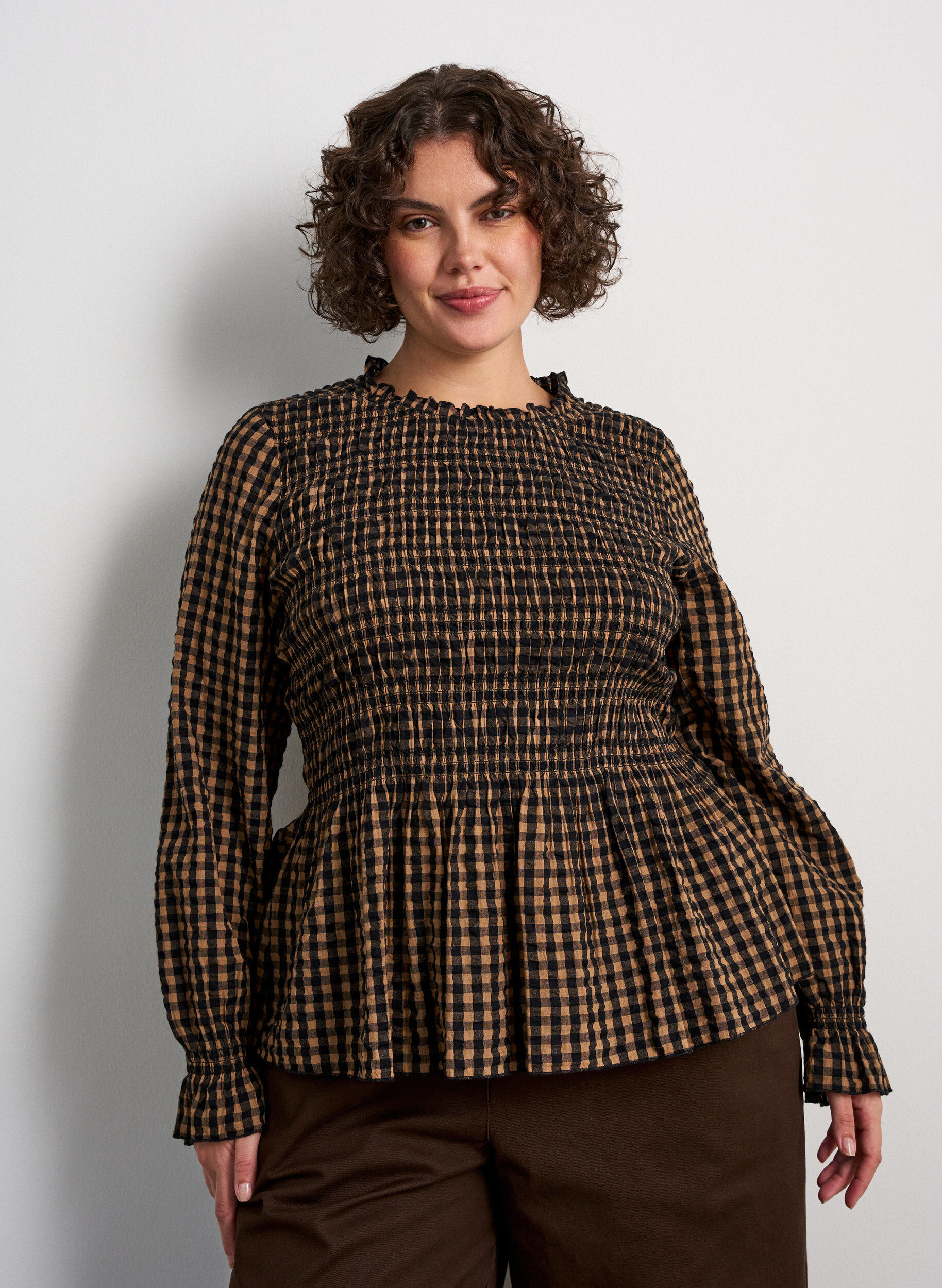 ZizziBlouse met ruitpatroon, smockwerk en peplum, Bruin, Model image number 0