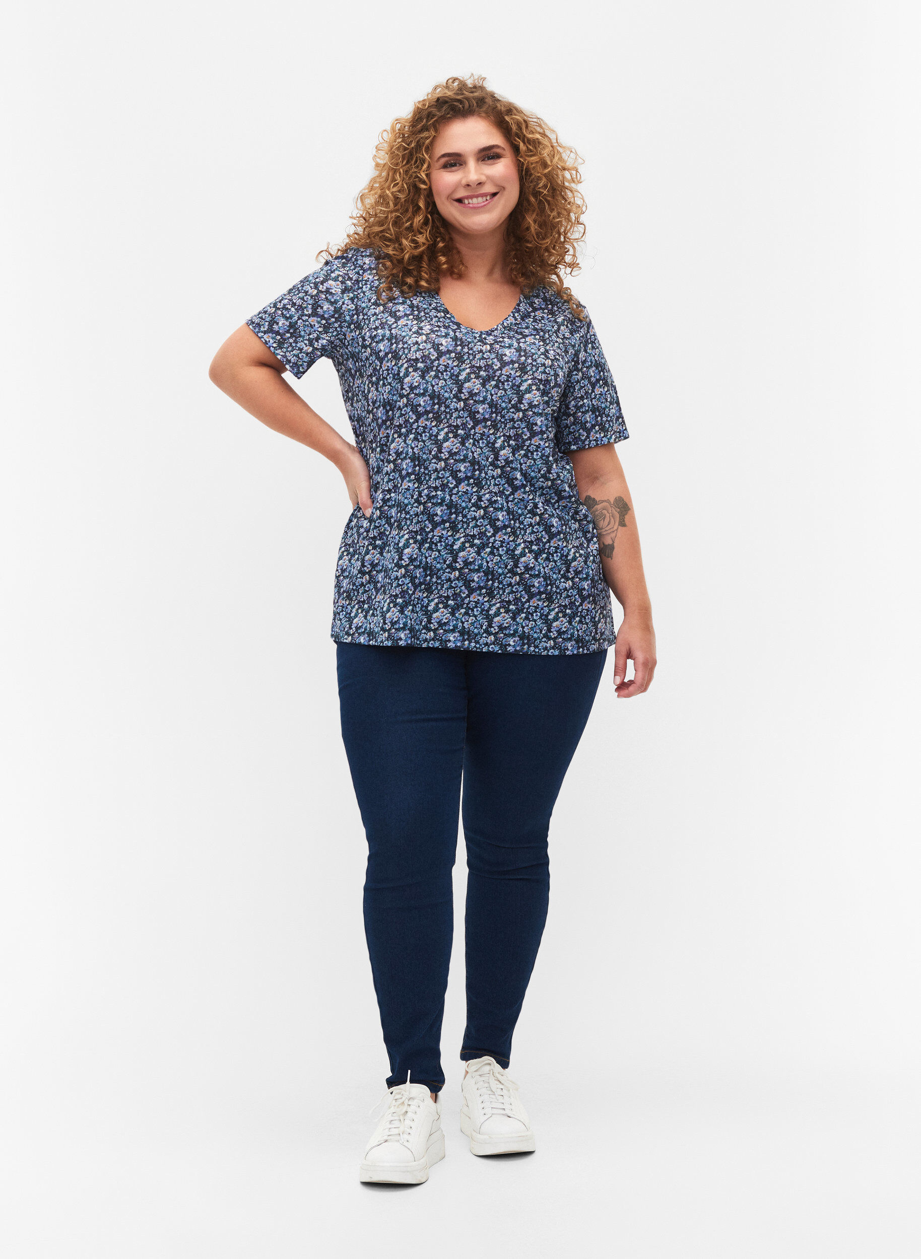 Zizzi FLASH - Bedrukt t-shirt met v-hals, Blue Green Ditsy, Model image number 2