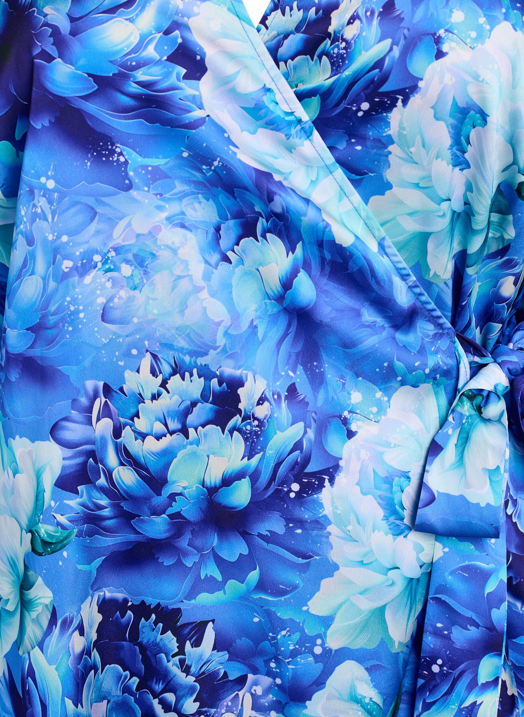 Zizzi Omslagjurk met bloemenprint met 3/4 mouwen, Blauw, Packshot image number 2
