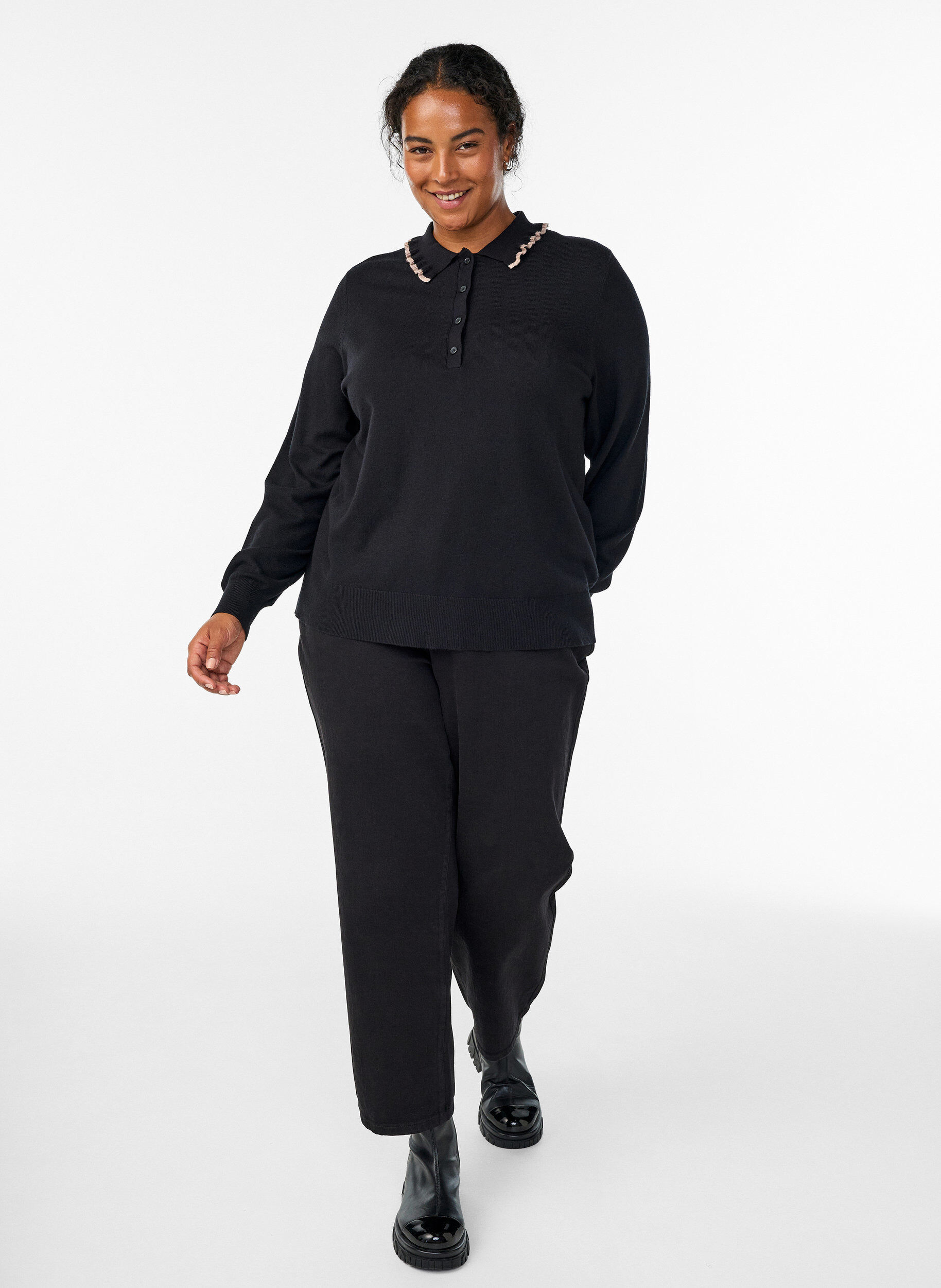 Zizzi Gebreide blouse met een geruffelde polokraag, Zwart, Model image number 1