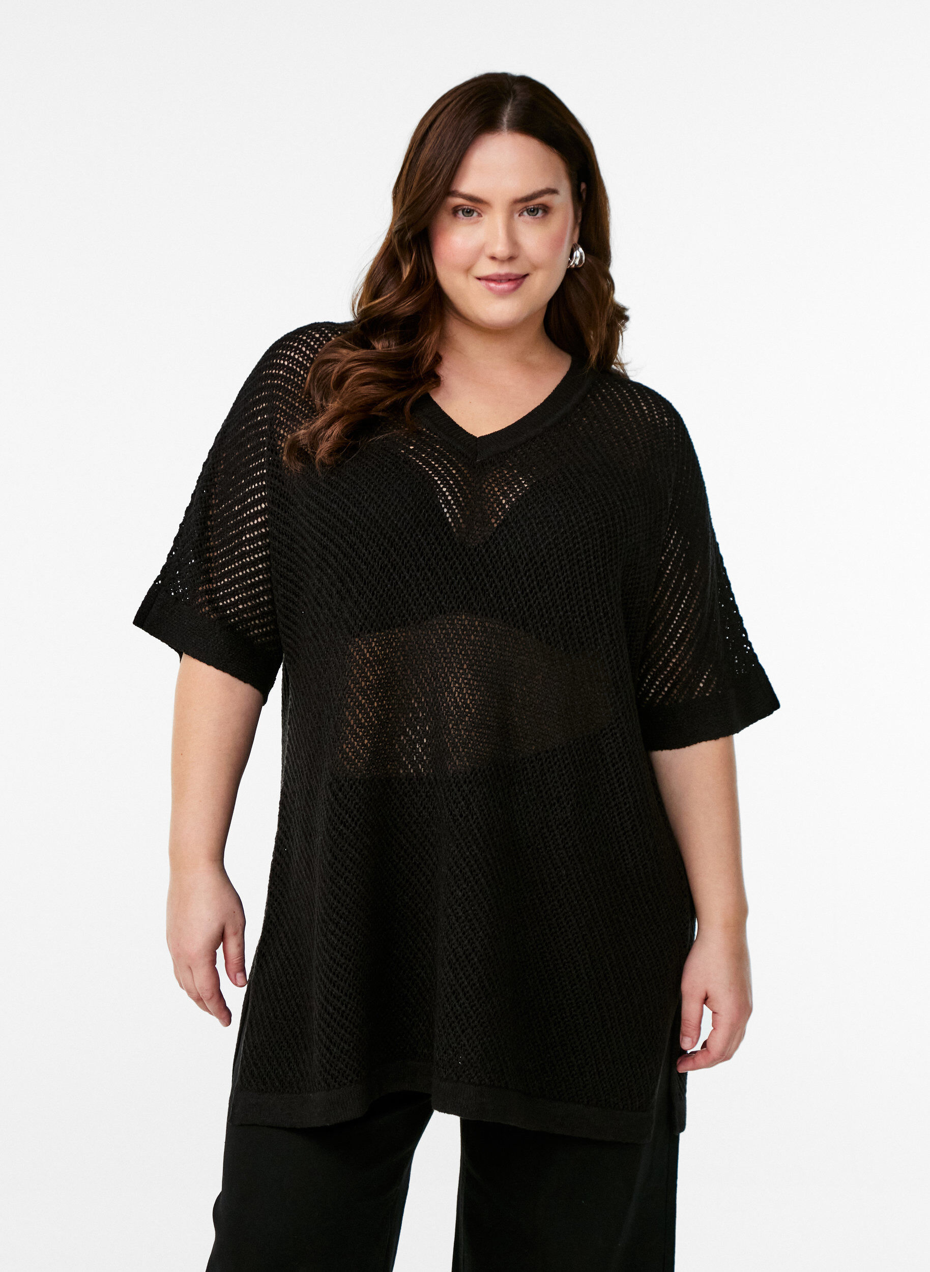 Zizzi FLASH - Gebreide blouse met korte mouwen en V-hals, Zwart, Model image number 0