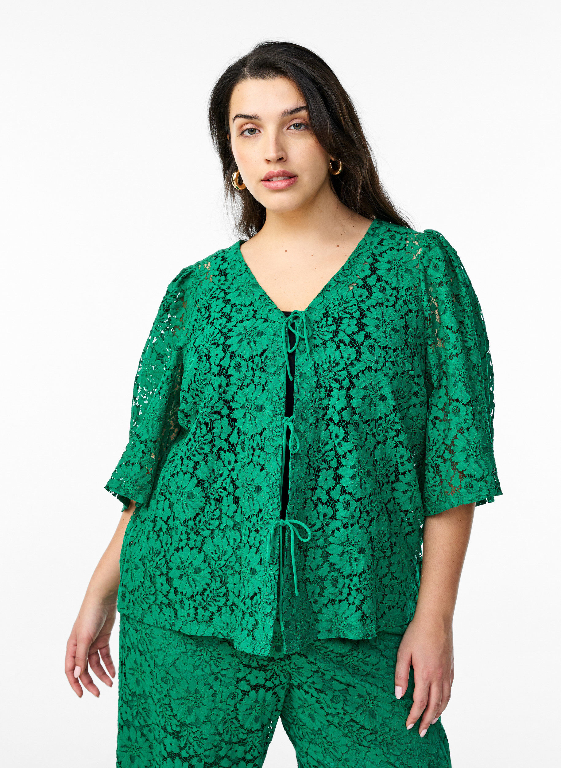 Zizzi Kanten blouse met 3/4 mouwen en strikjes aan de voorkant, Groen, Model image number 0
