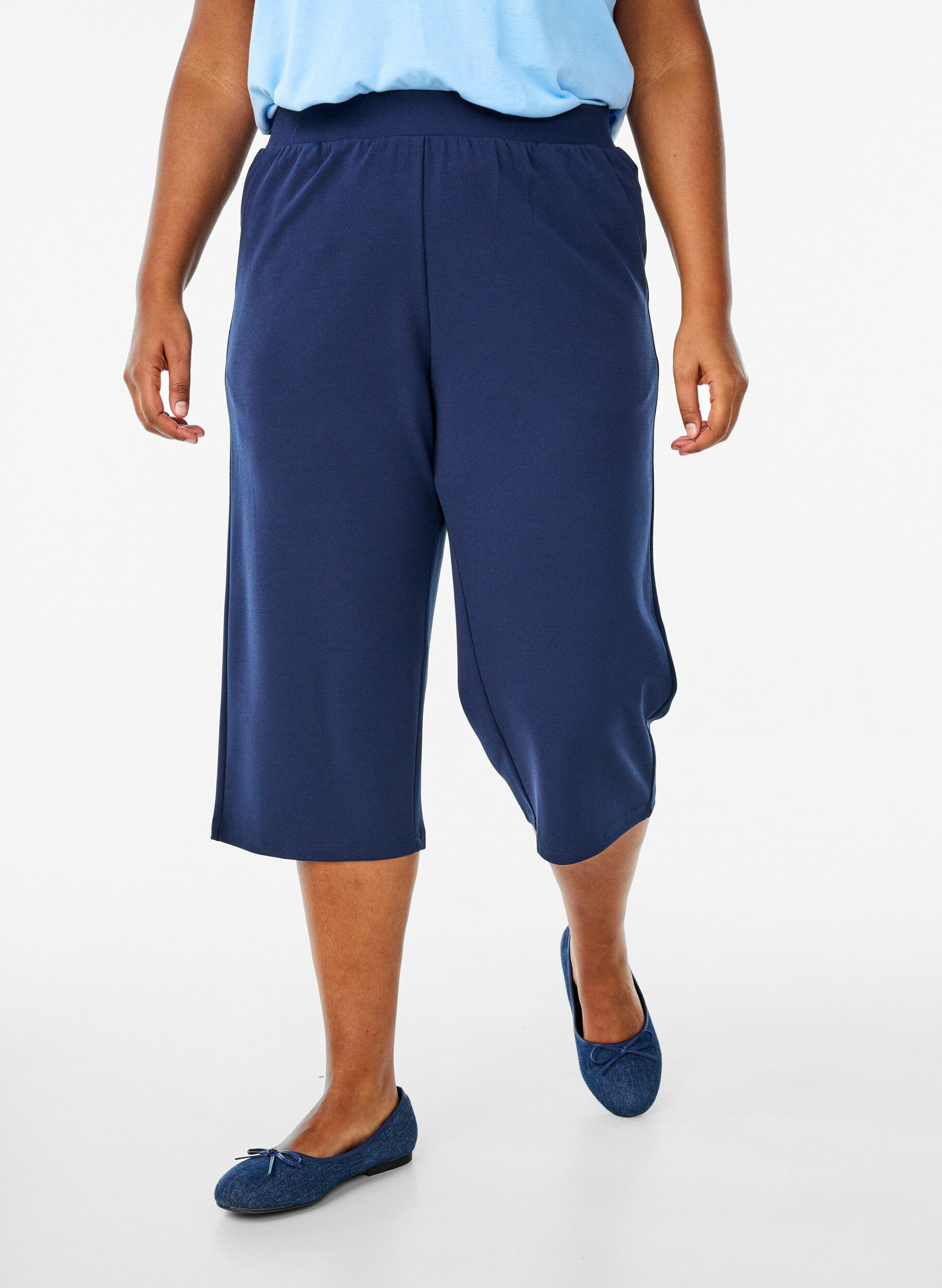 Zizzi Hoog getailleerde kniebroek met losse pasvorm, Blauw, Model image number 2