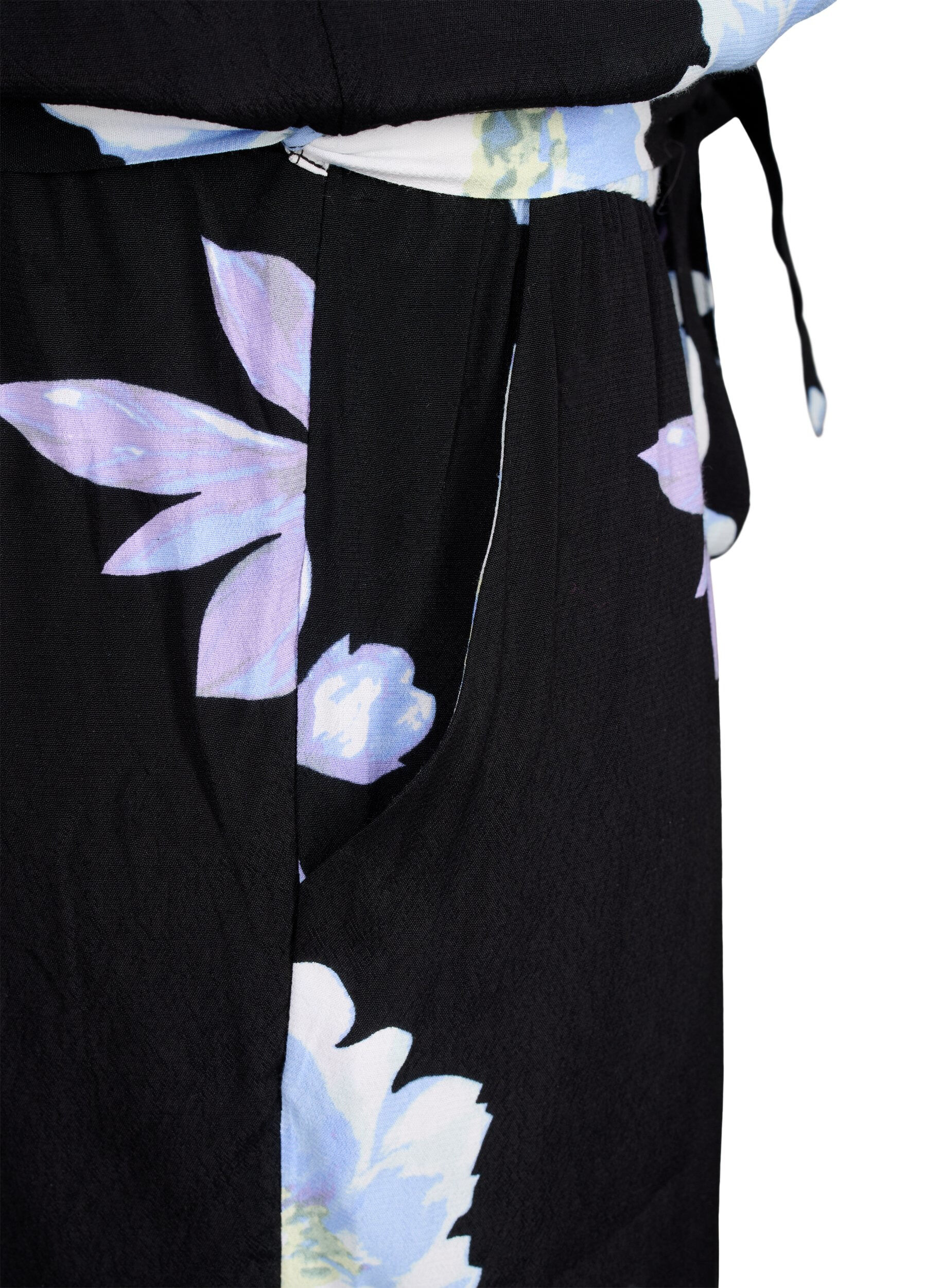 Zizzi Mouwloze jumpsuit van viscose, Black Big Flower AOP, Packshot image number 4
