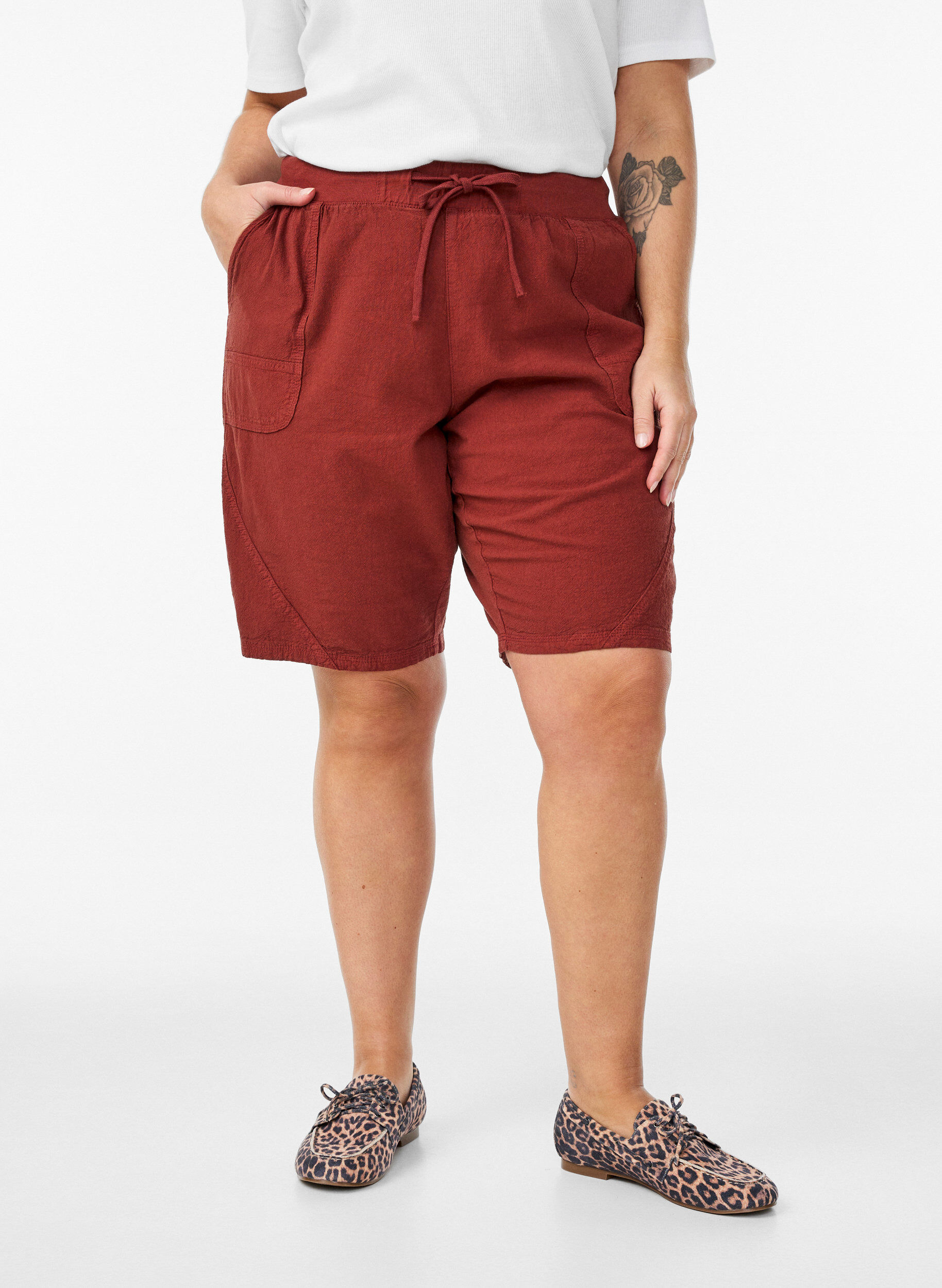 ZizziLosse katoenen short met zakken, Rood, Model image number 3
