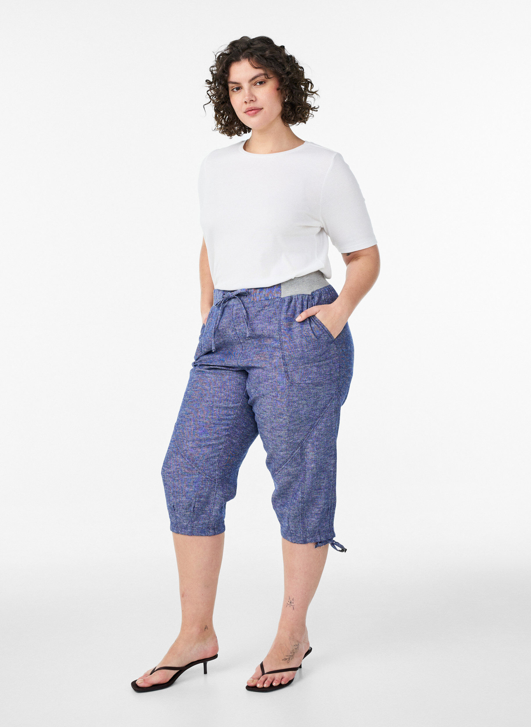 Zizzi Capribroek van katoen en linnen met elastische taille en strikkoord, Blauw, Model image number 0