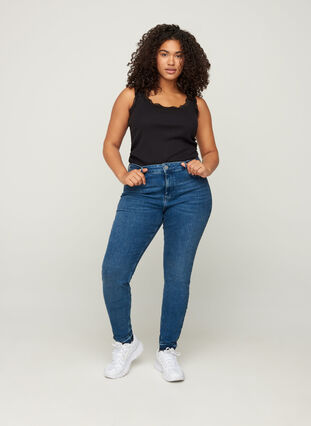 Super slim fit Amy jeans met onafgewerkte randen, Blue denim, Model image number 2