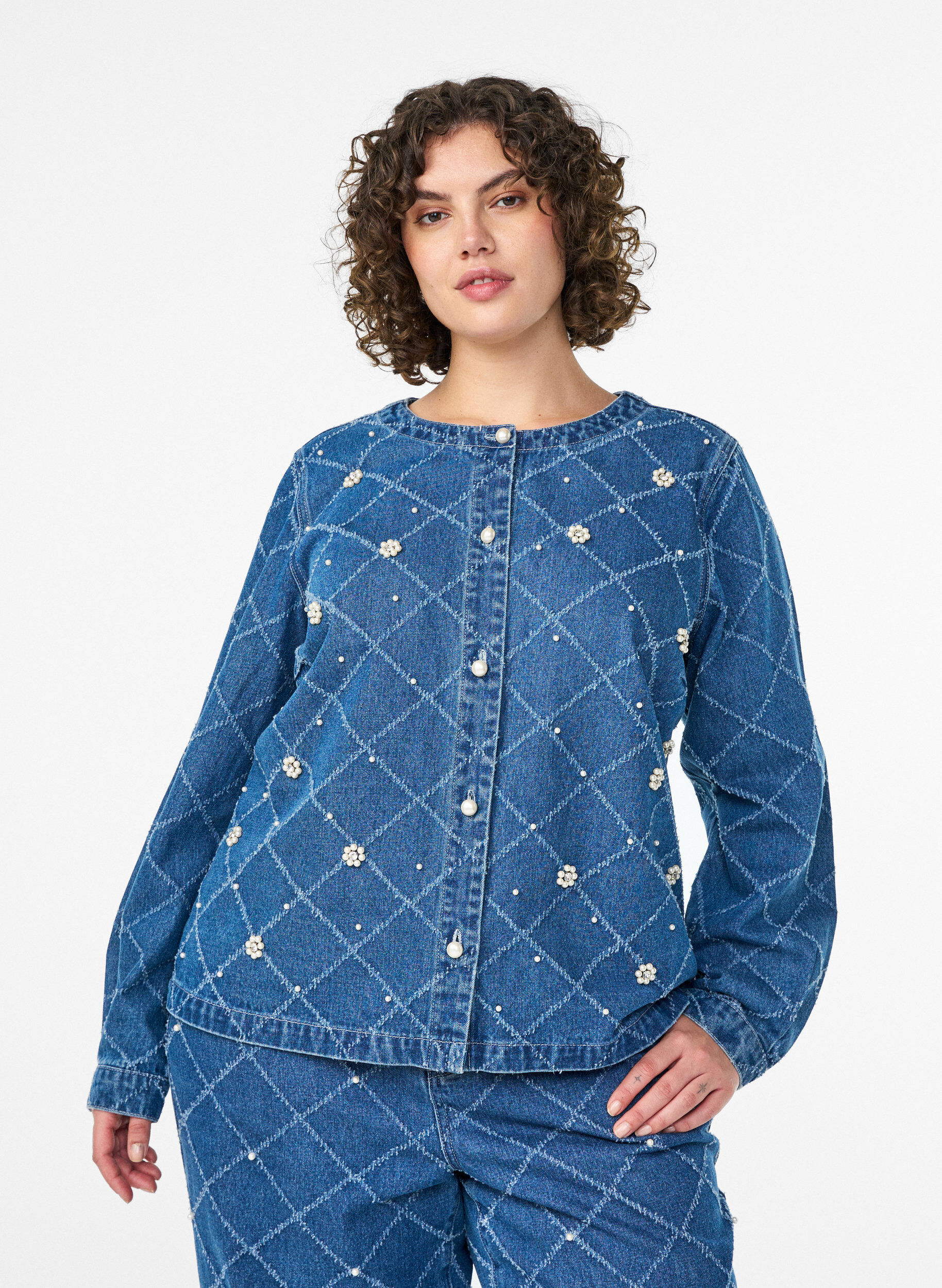 Zizzi Denim blouse met destroyed patroon en pareldetails, Blauw, Model image number 0