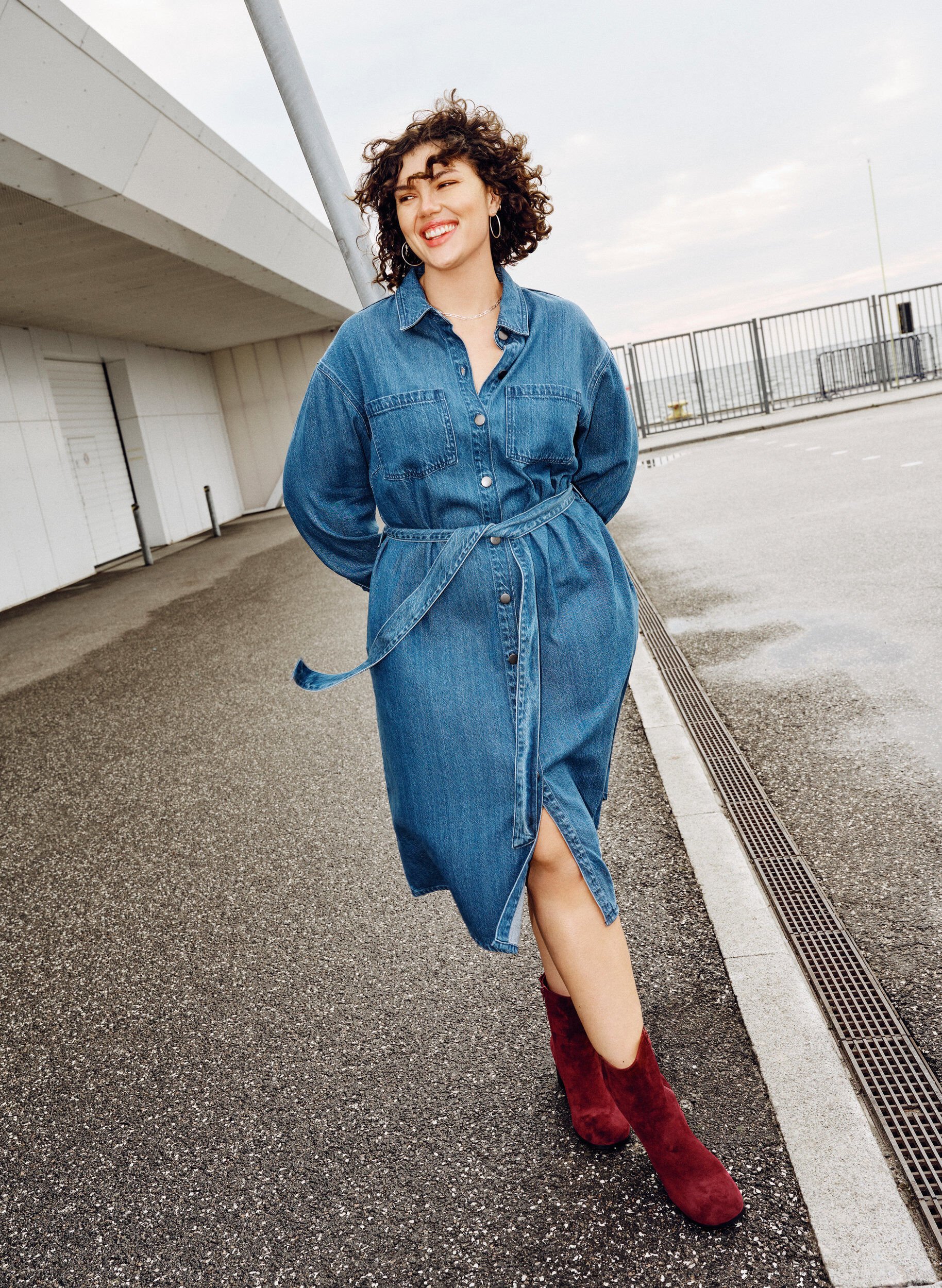 Zizzi Denim overhemdjurk met strikceintuur en zijzakken, Blauw, Image image number 0