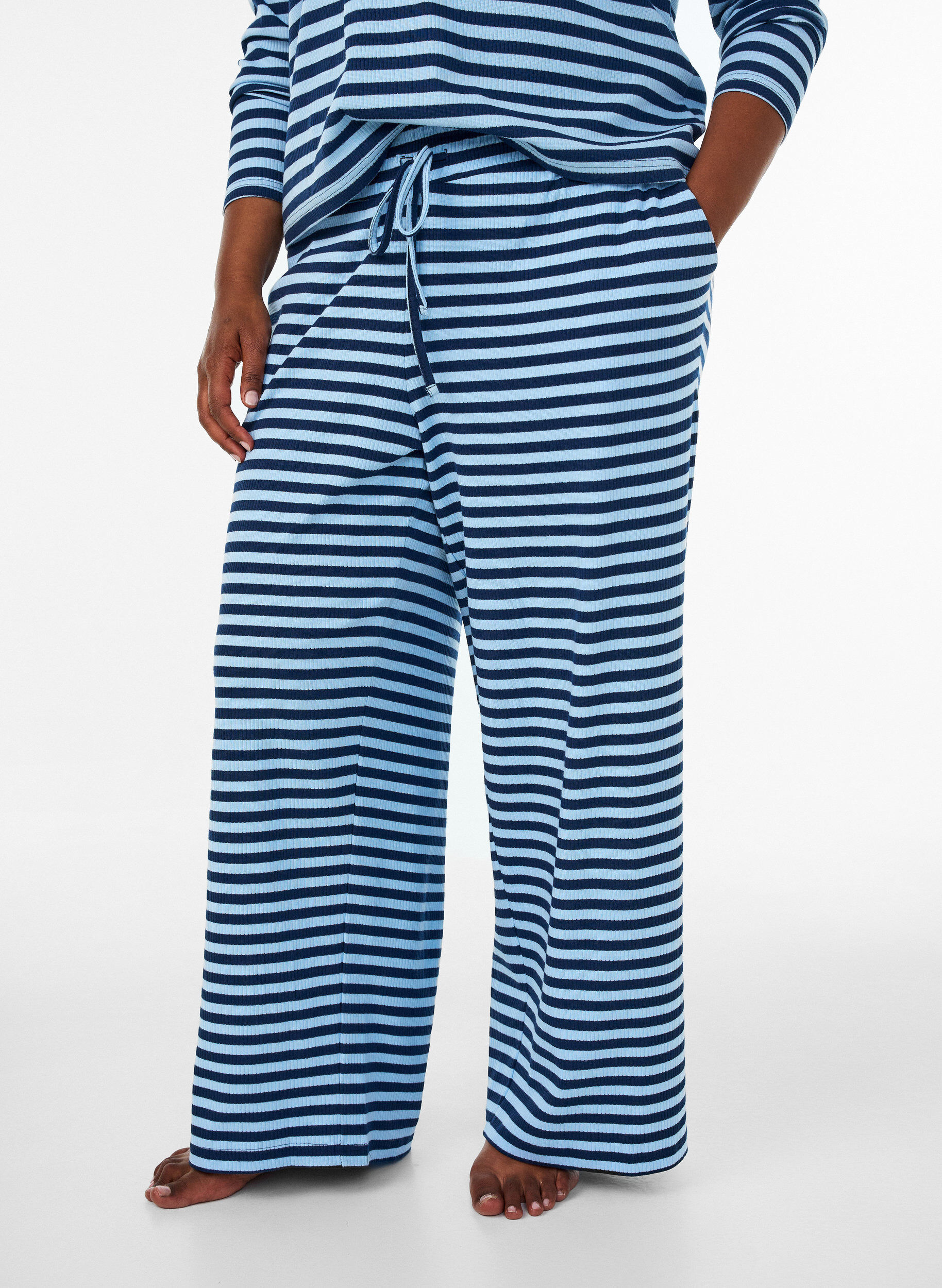 ZizziGestreepte pyjamabroek met een high waist en wijde pijpen, Blauw, Model image number 2