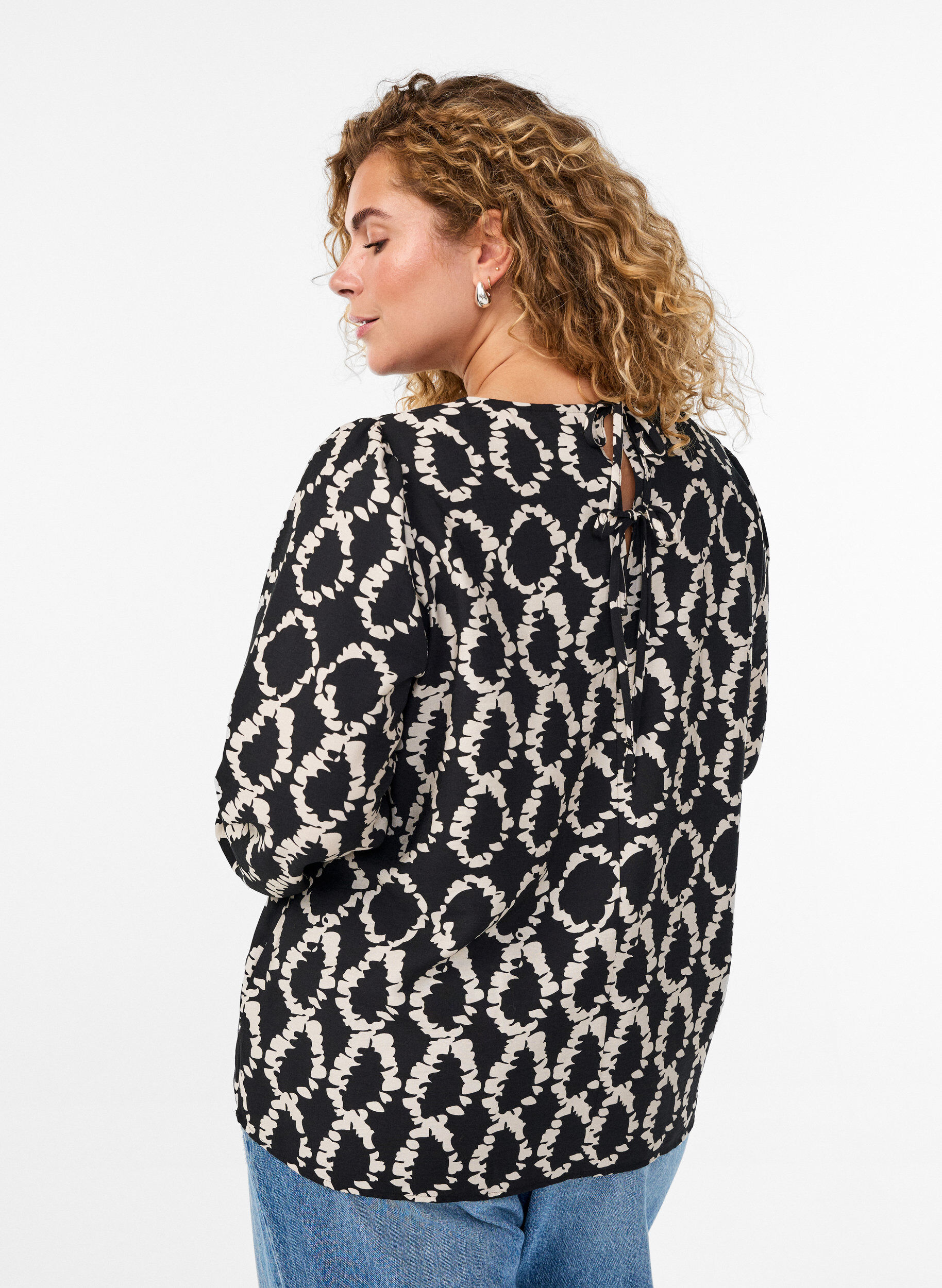 Zizzi Blouse met lange mouwen, print en strikjes, Zwart, Model image number 2