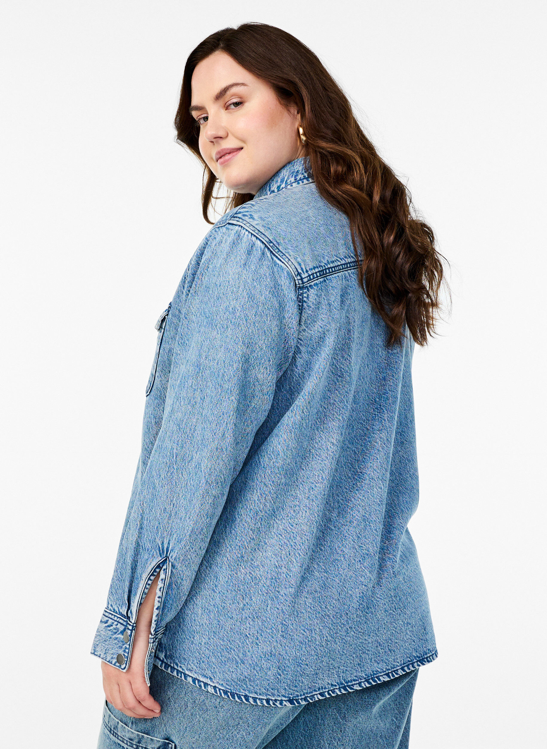 Zizzi Denim shirt met borstzakken, Blauw, Model image number 2