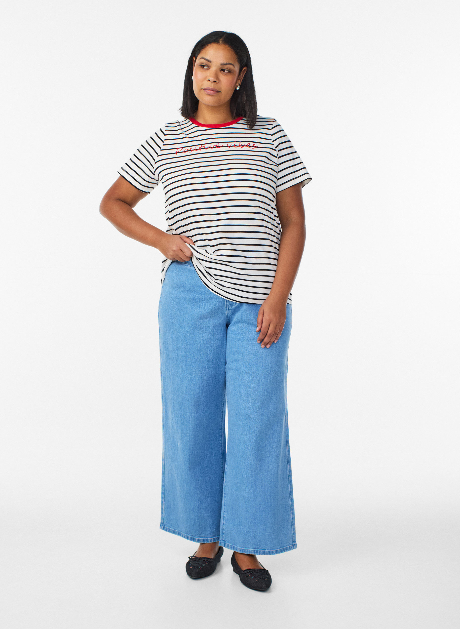 Zizzi Gestreept katoenen T-shirt met geborduurde tekst, Vanille, Model image number 1