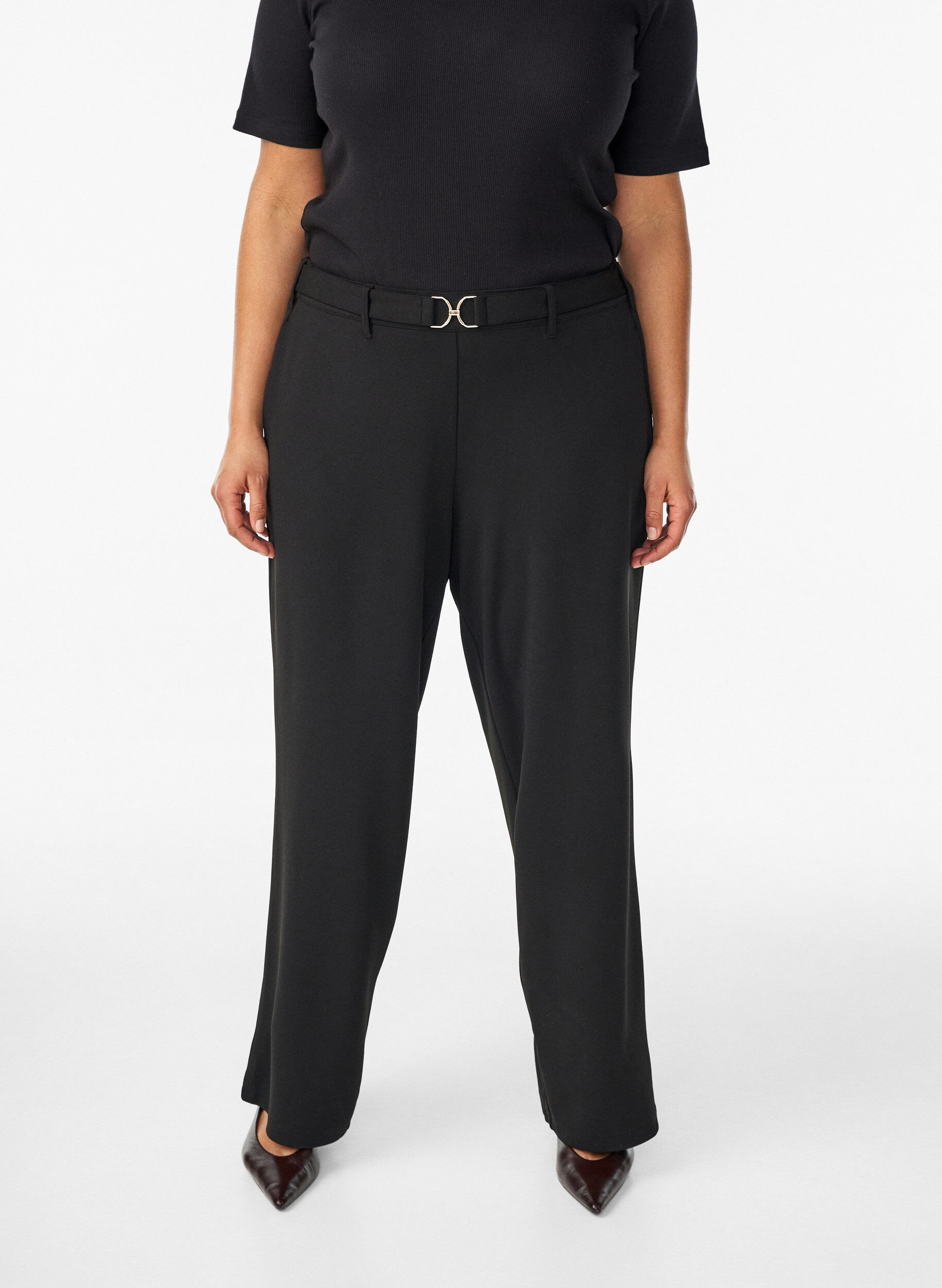 Zizzi High-waisted broek met riemdetail en gouden gesp, Zwart, Model image number 2