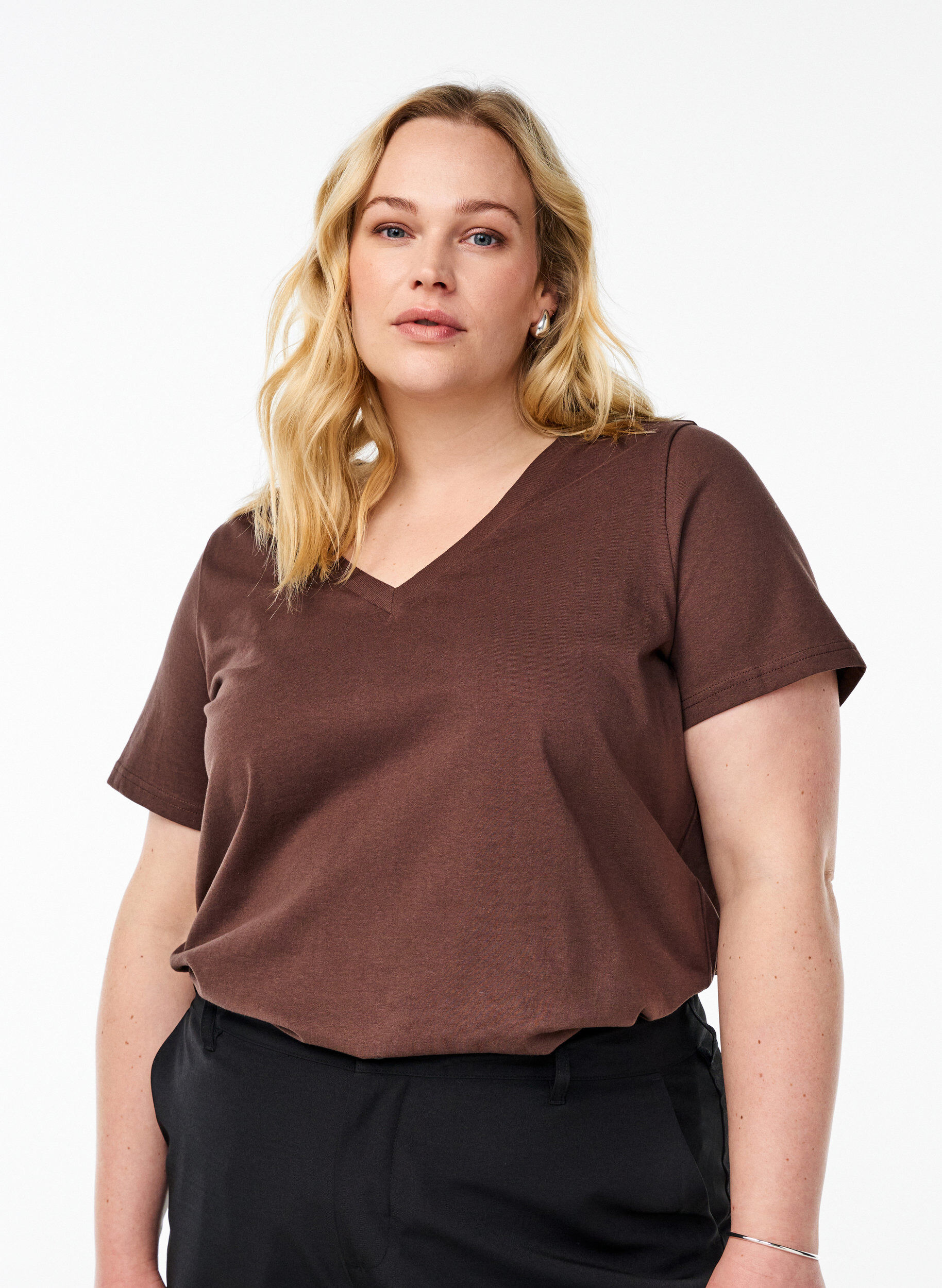 Zizzi Basis T-shirt van katoen met een V-hals, Bruin, Model image number 0