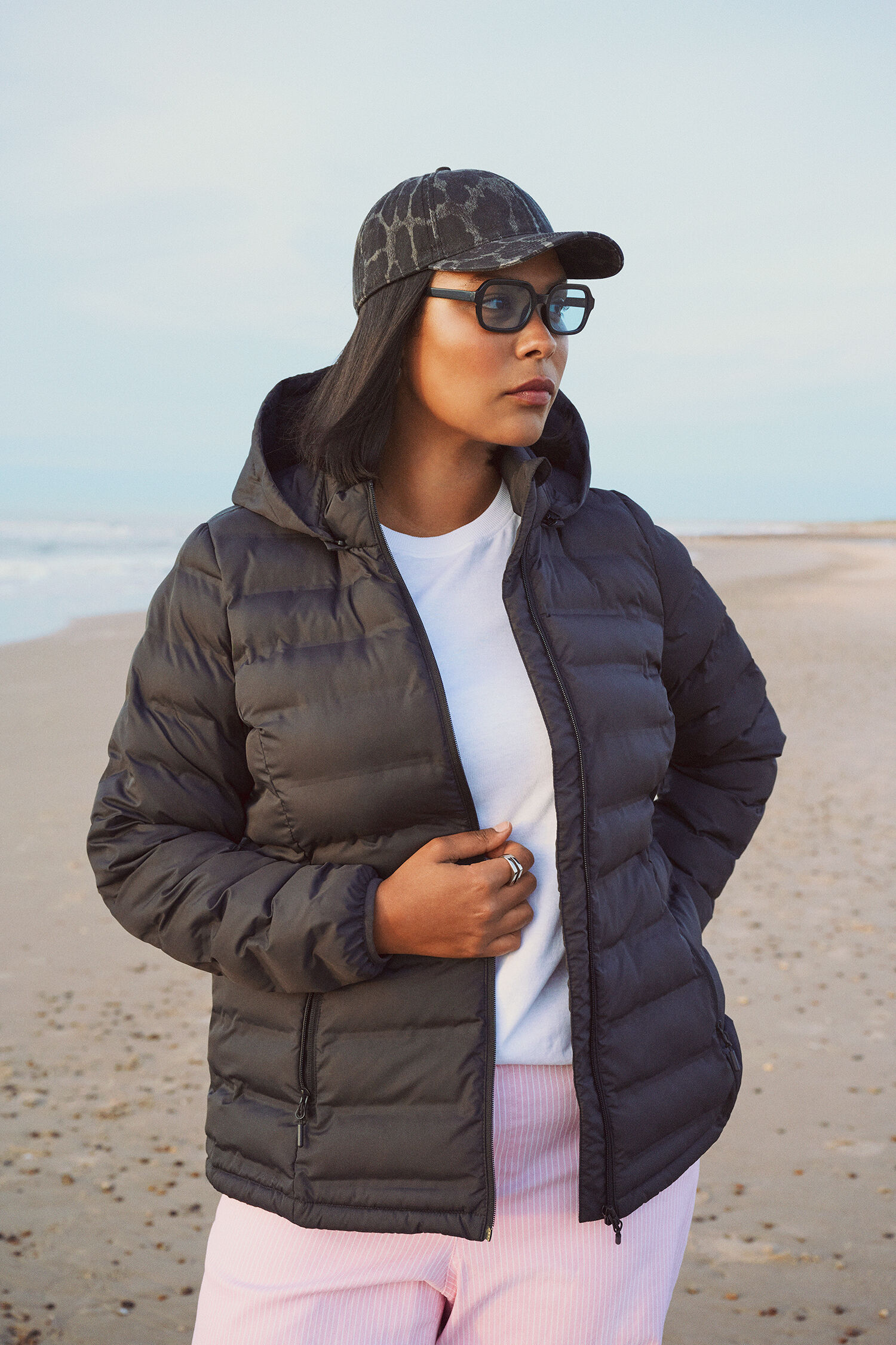 Zizzi Waterafstotende zwarte lichtgewicht jas, , Model