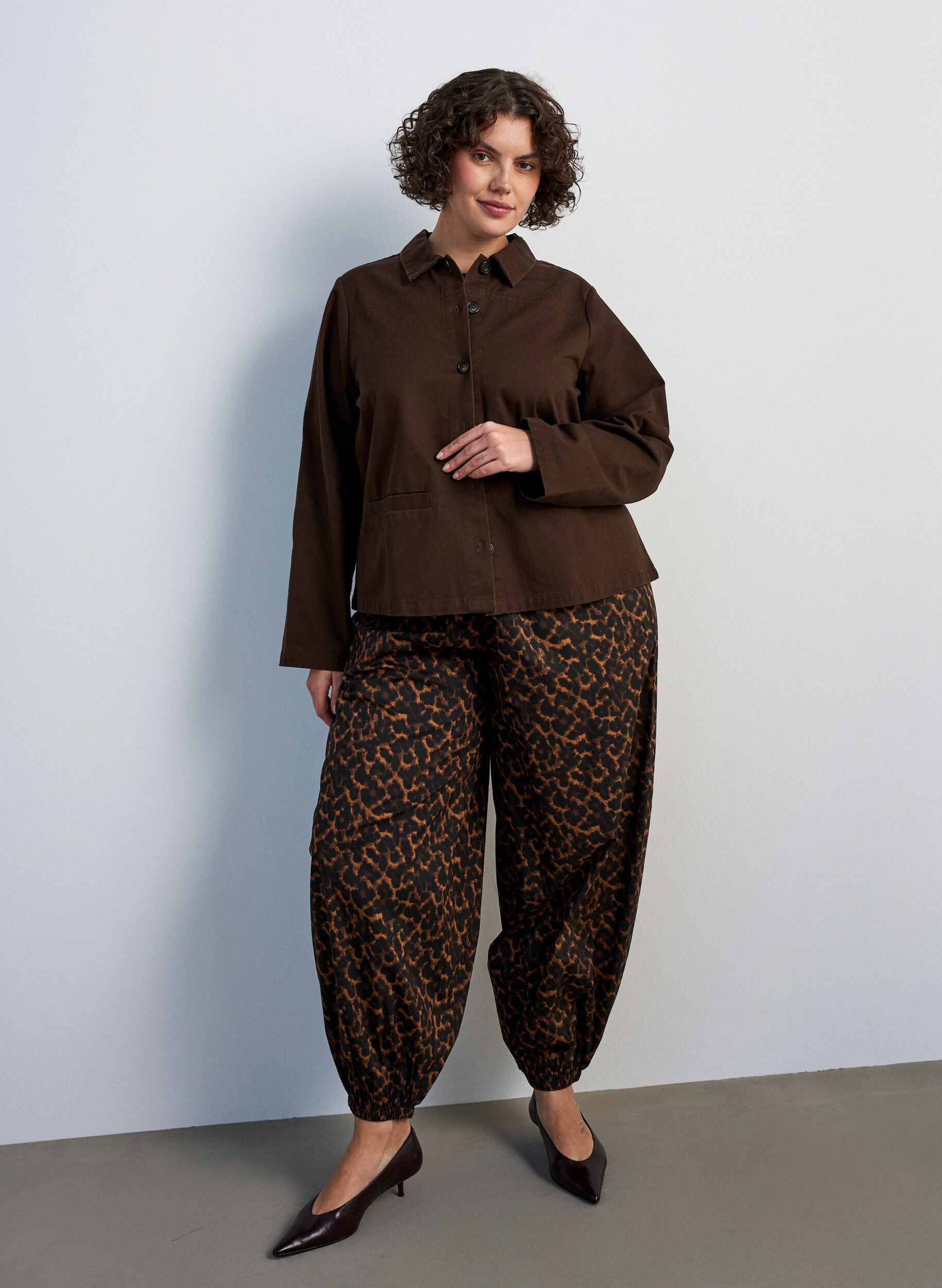 Balloonbroek met hoge taille en all-over patroon, Bruin, Model