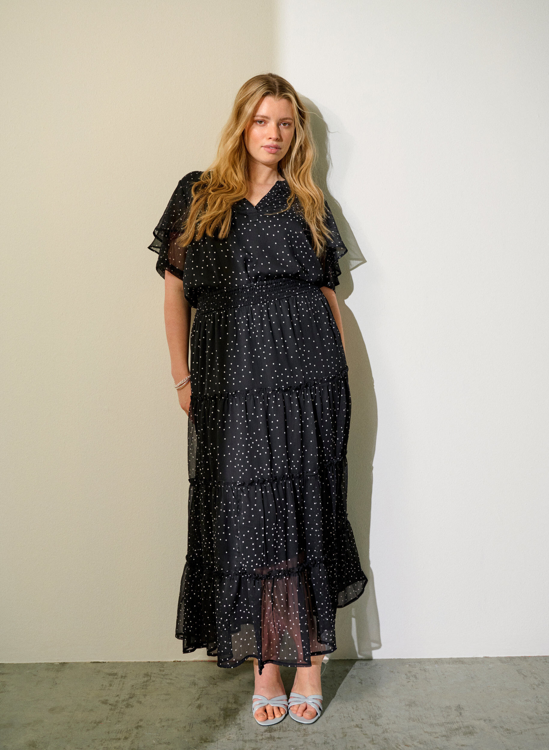 Zizzi Chiffon blouse met stippeltjes en mouwen met ruches, Zwart, Image image number 0