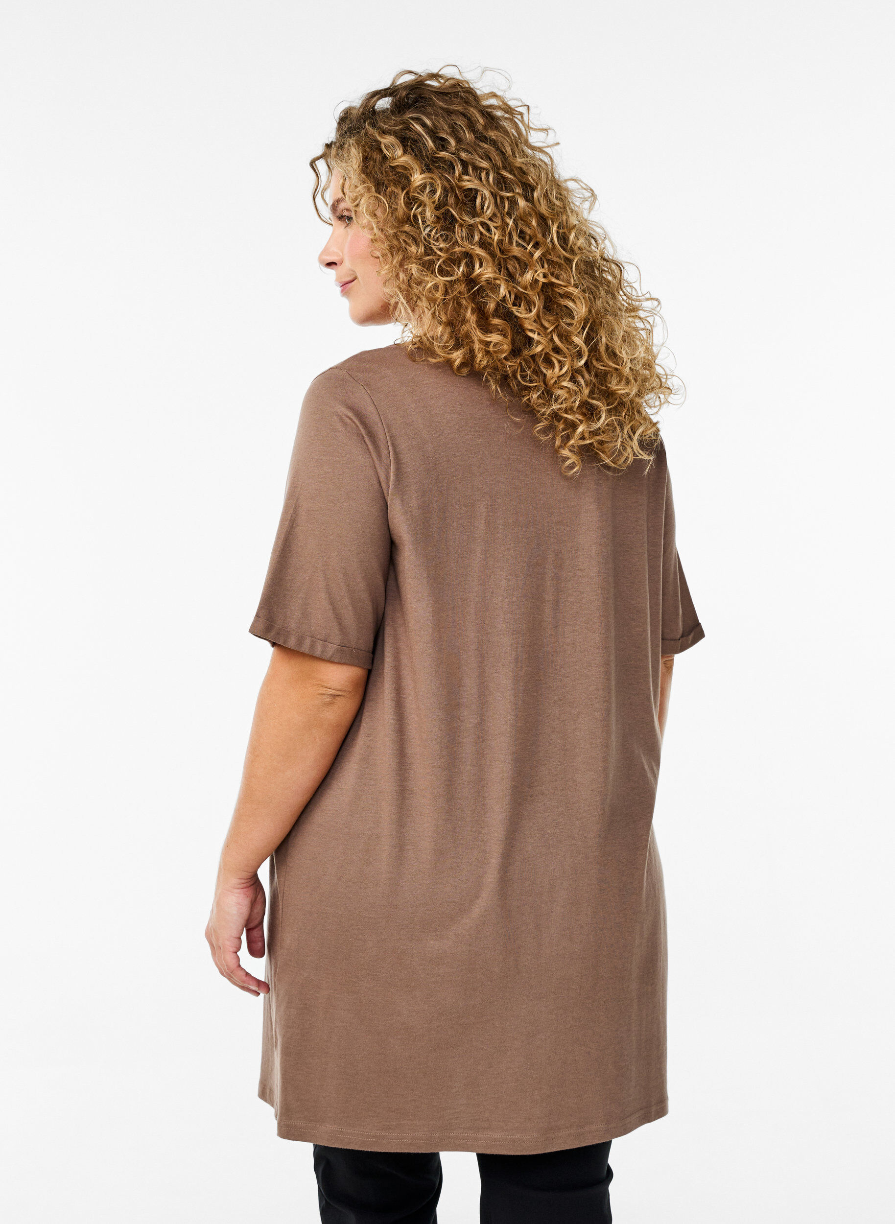 Zizzi Enkelkleurig oversized T-shirt met V-hals, Bruin, Model image number 2