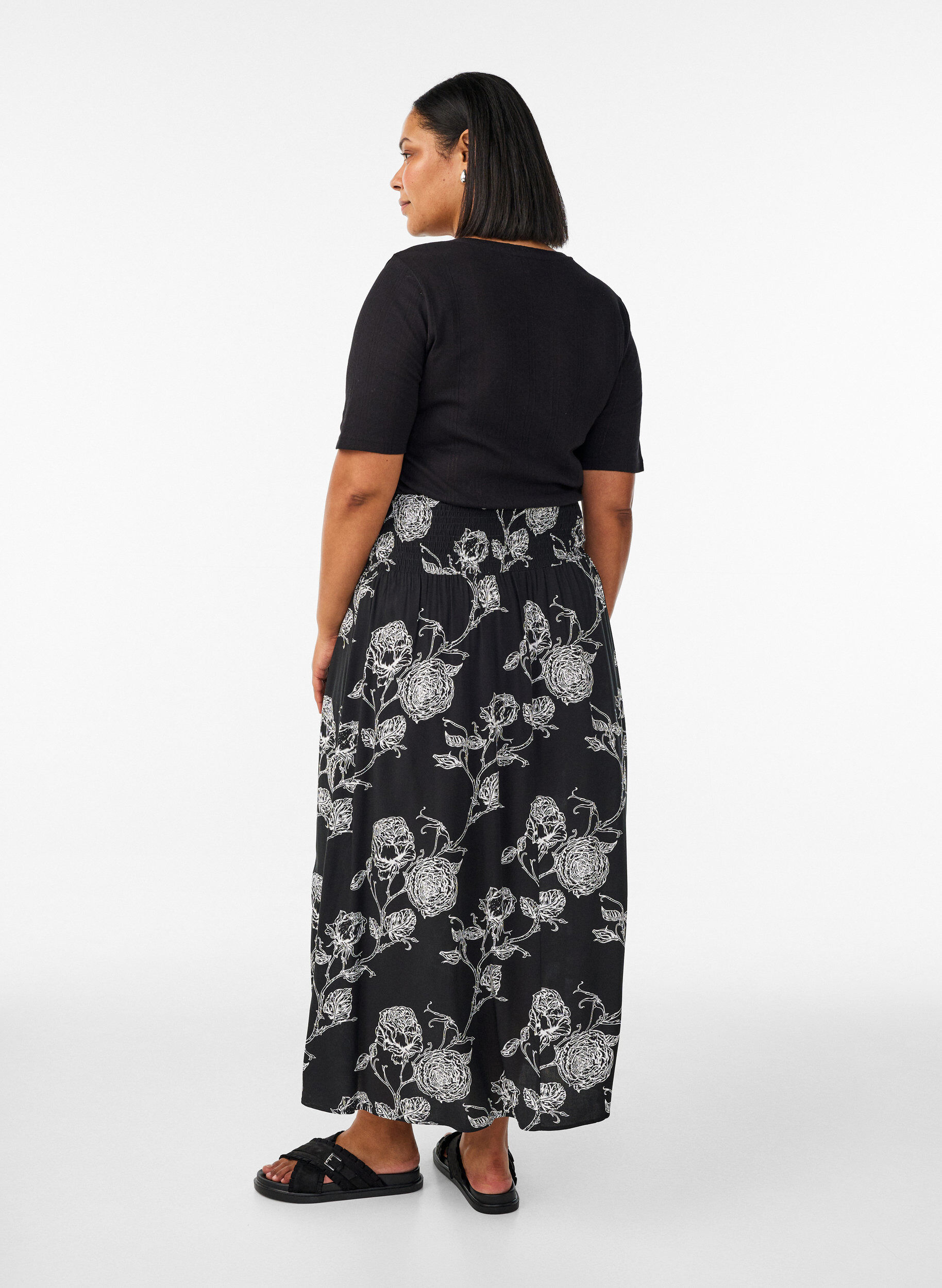 Zizzi Viscose maxi-rok met smock, Zwart, Model image number 1