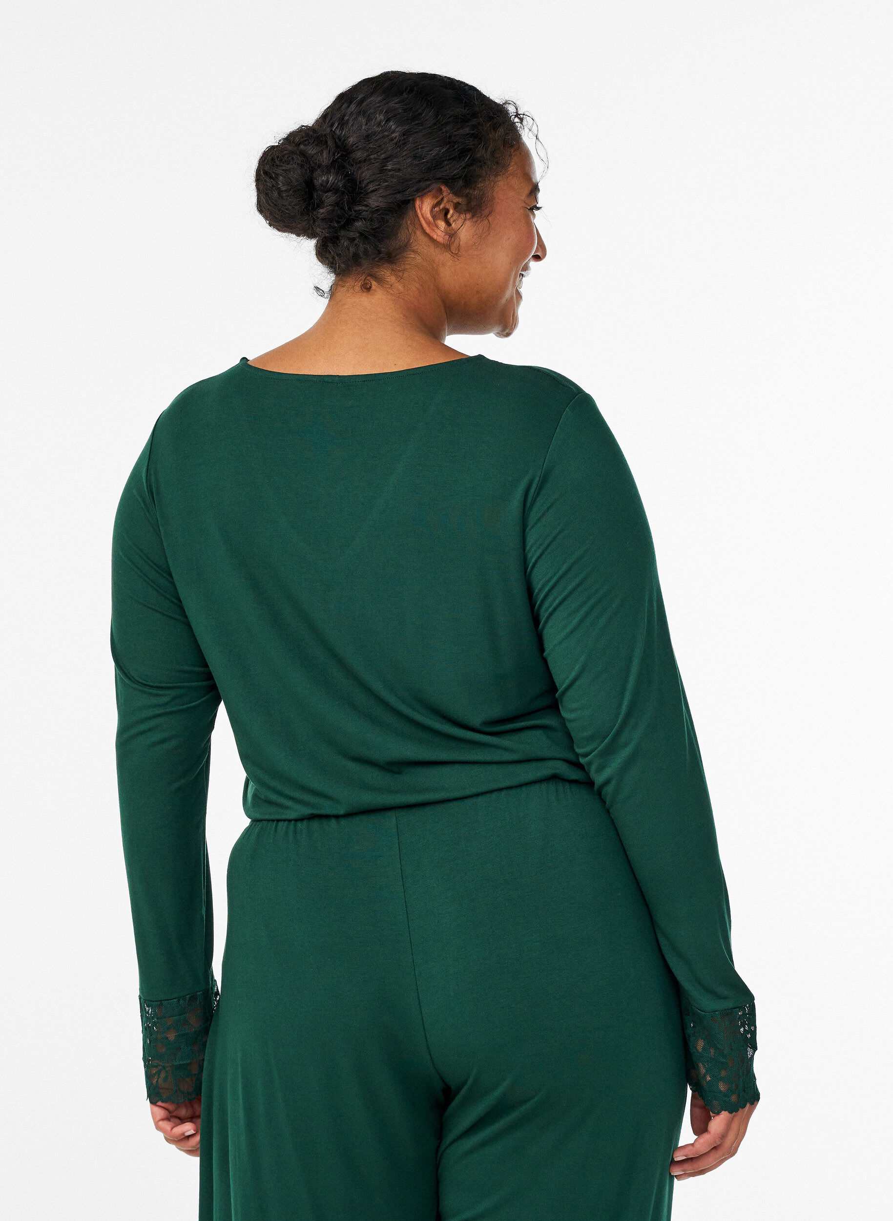 Zizzi Pyjamashirt met lange mouwen en kantdetails, Groen, Model image number 2