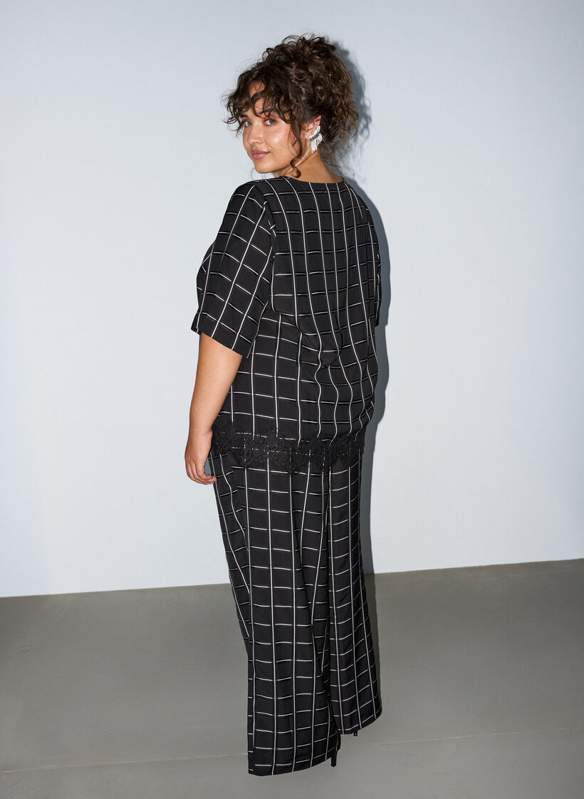 Blouse met ruitjes, kanten afwerking en ellebooglange mouwen, Zwart, Model image number 2