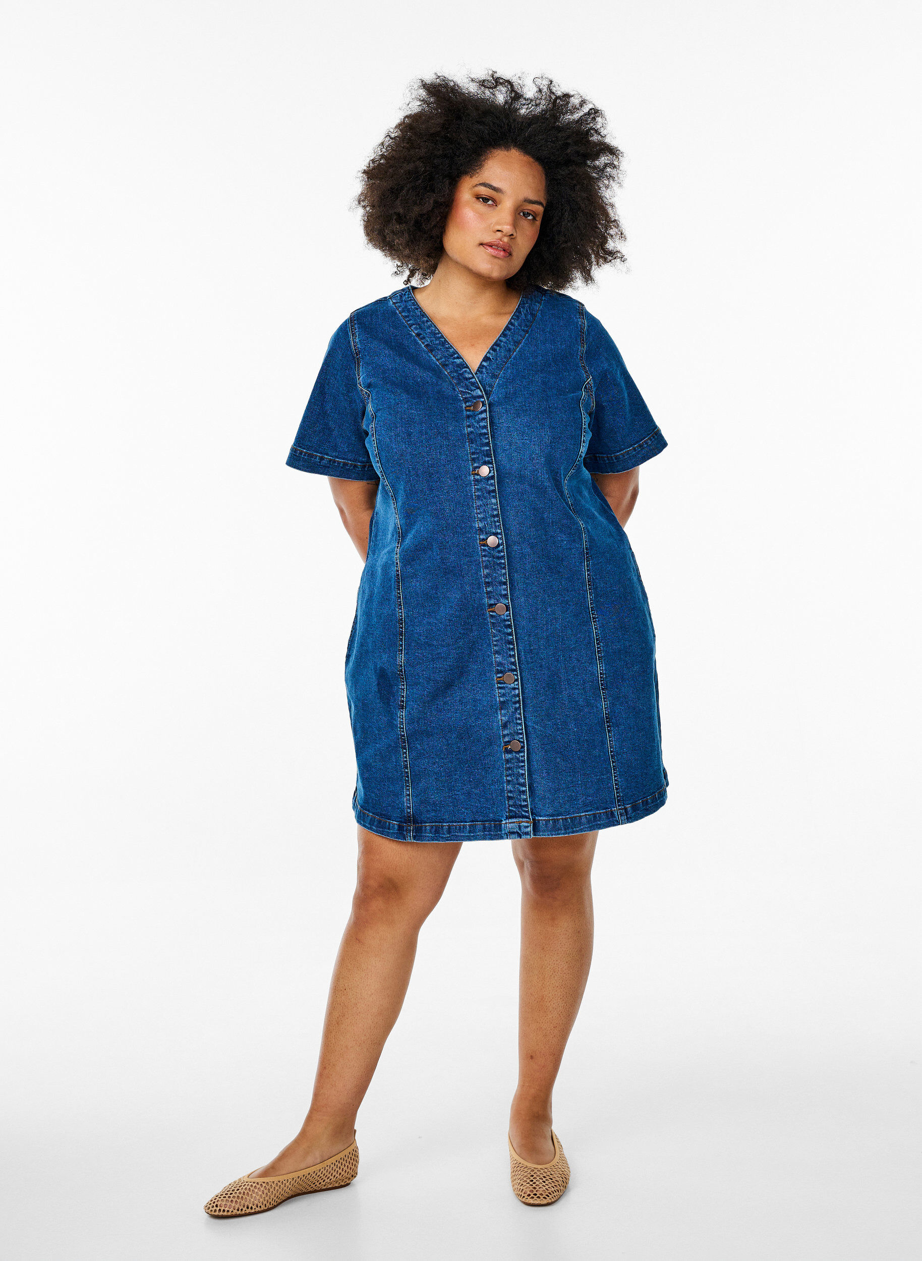 Zizzi Korte denim jurk met V-hals, Blauw, Model image number 1