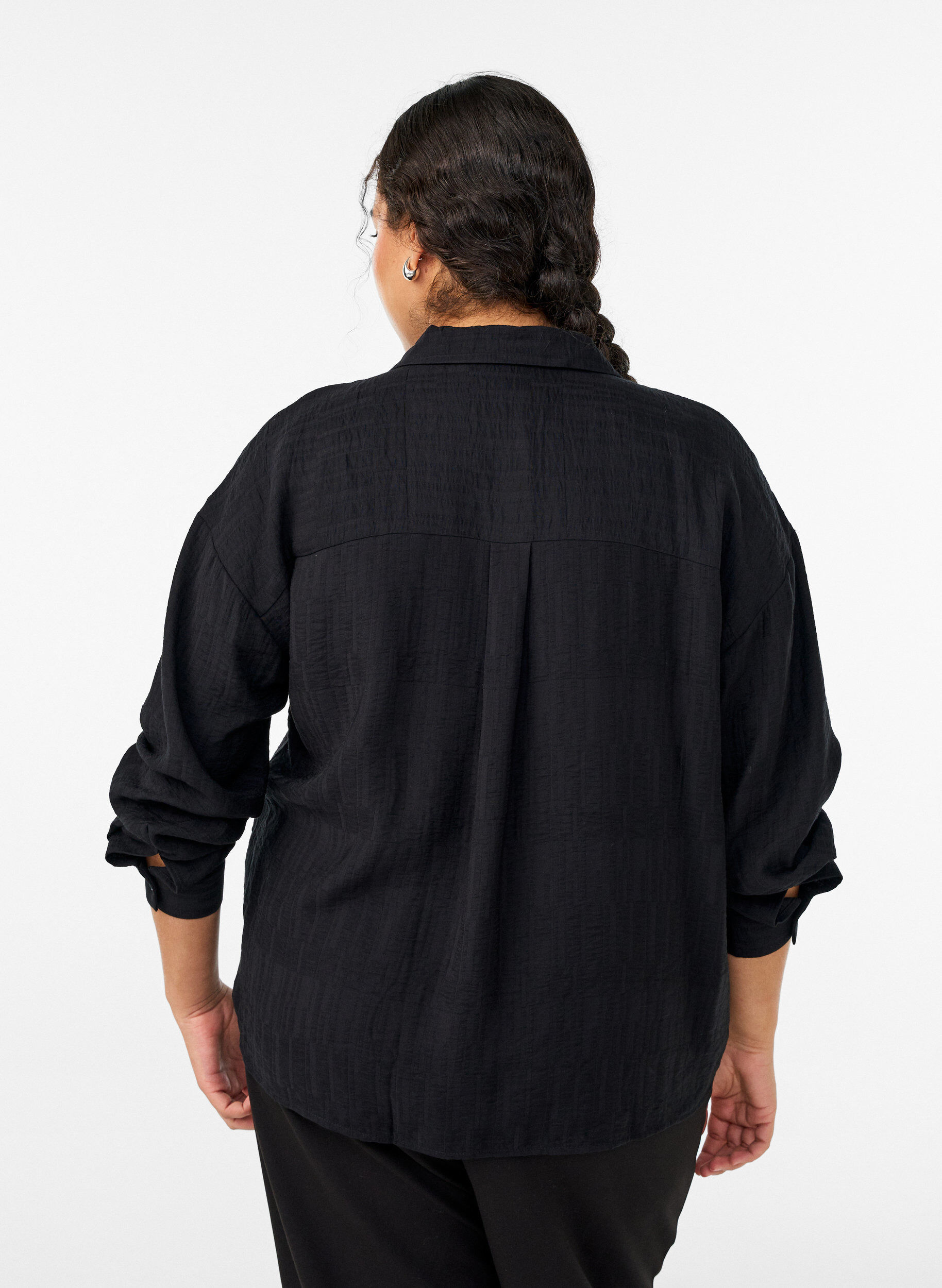 Zizzi Losvallend shirt met textuur en V-hals, Zwart, Model image number 2